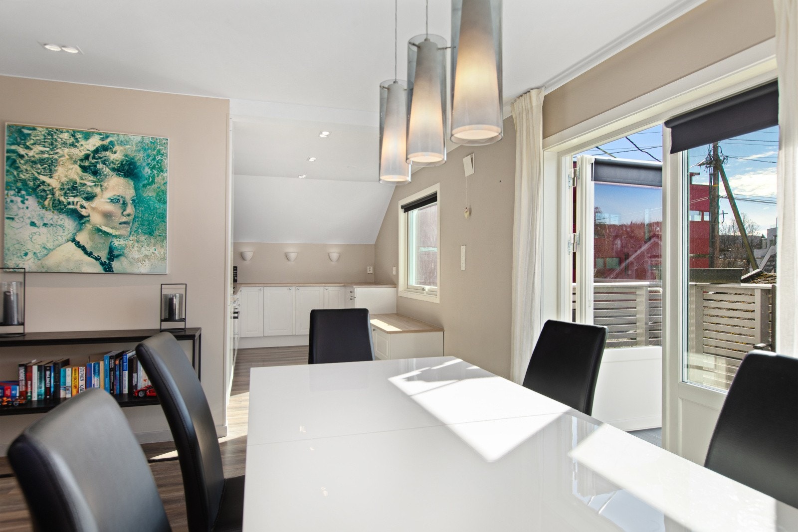 Spisestuen ligger i praktisk tilknytning til kjøkkenet, perfekt for måltider og sosialt samvær. Galleribilde