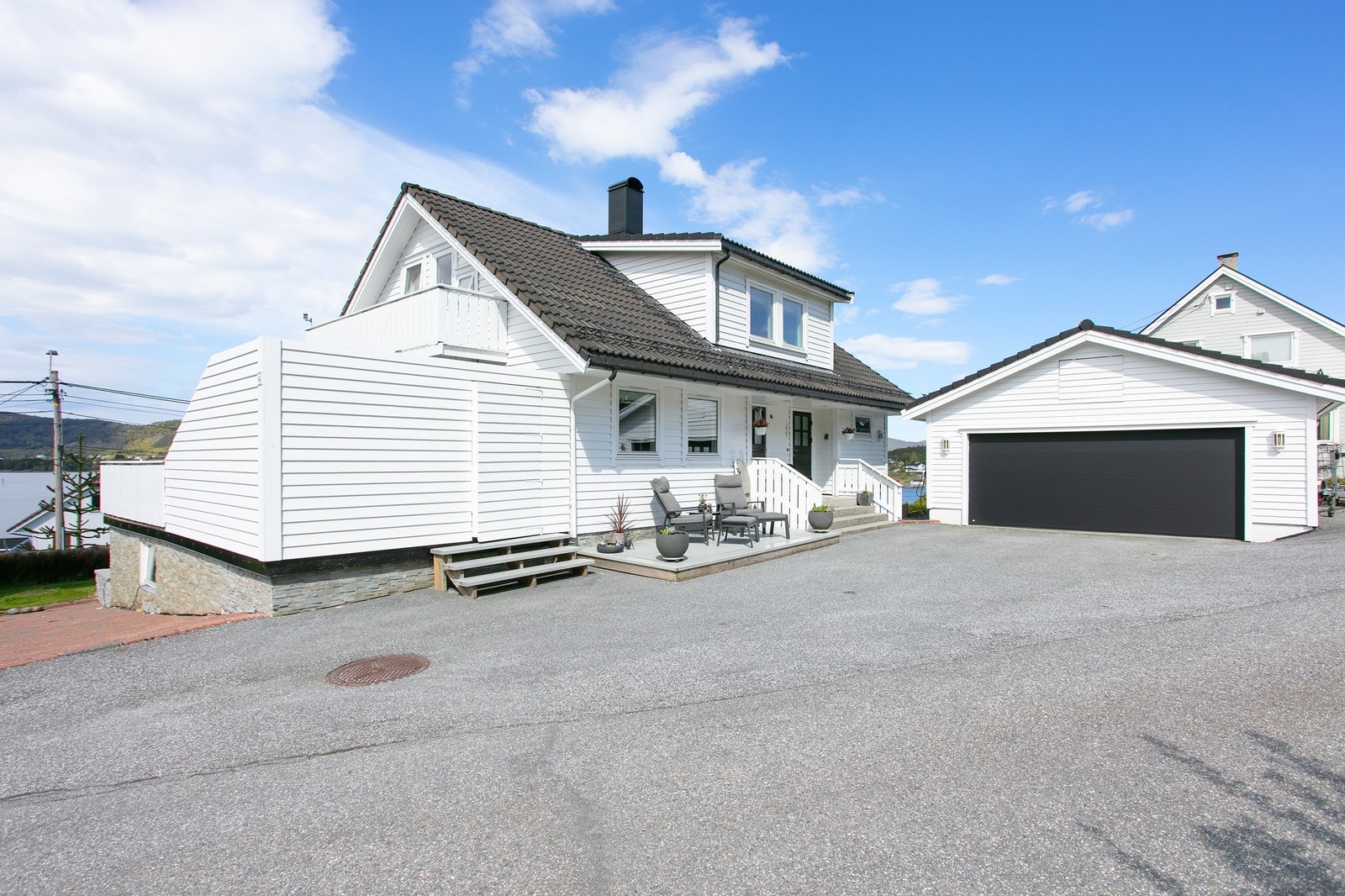 Gårdsplass og dobbel garasje. Inngangsparti med koselig og solrik uteplass. Galleribilde