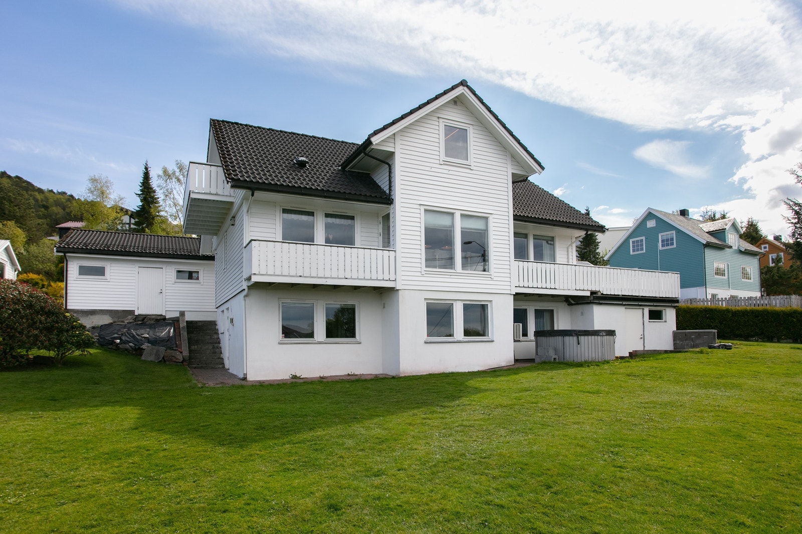 Bolig har egen inngang til leiligheten på østsiden av boligen. Det er også innvendig trapp fra hovedetasjen til leilighet. Utleiedel gir gode muligheter for ekstra leieinntekter eller fleksibel bruk. Galleribilde