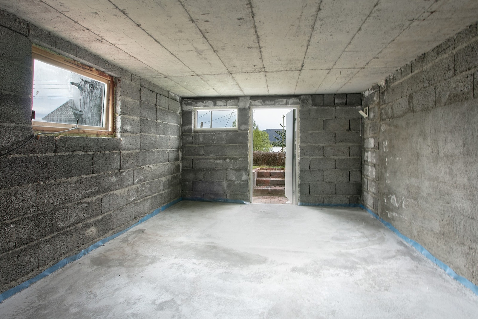 Stor bod under terrasse. Gulv støpt 2026. Inngang fra denne boden til kjellerom med god lagringsplass, bereder og vanninntak. Galleribilde