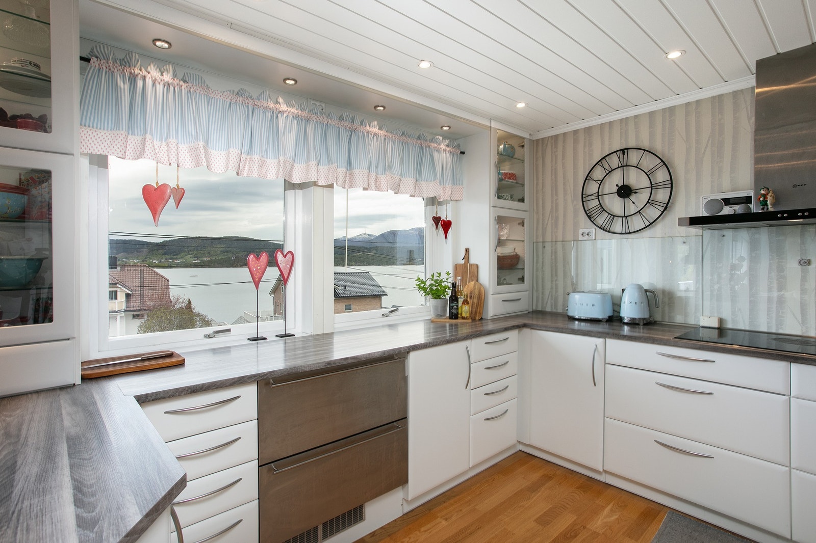 Lyst og moderne kjøkken med fantastisk utsikt over fjorden, perfekte rammer for matlaging og hyggelige stunder. Kjøleskuffer i benk Galleribilde