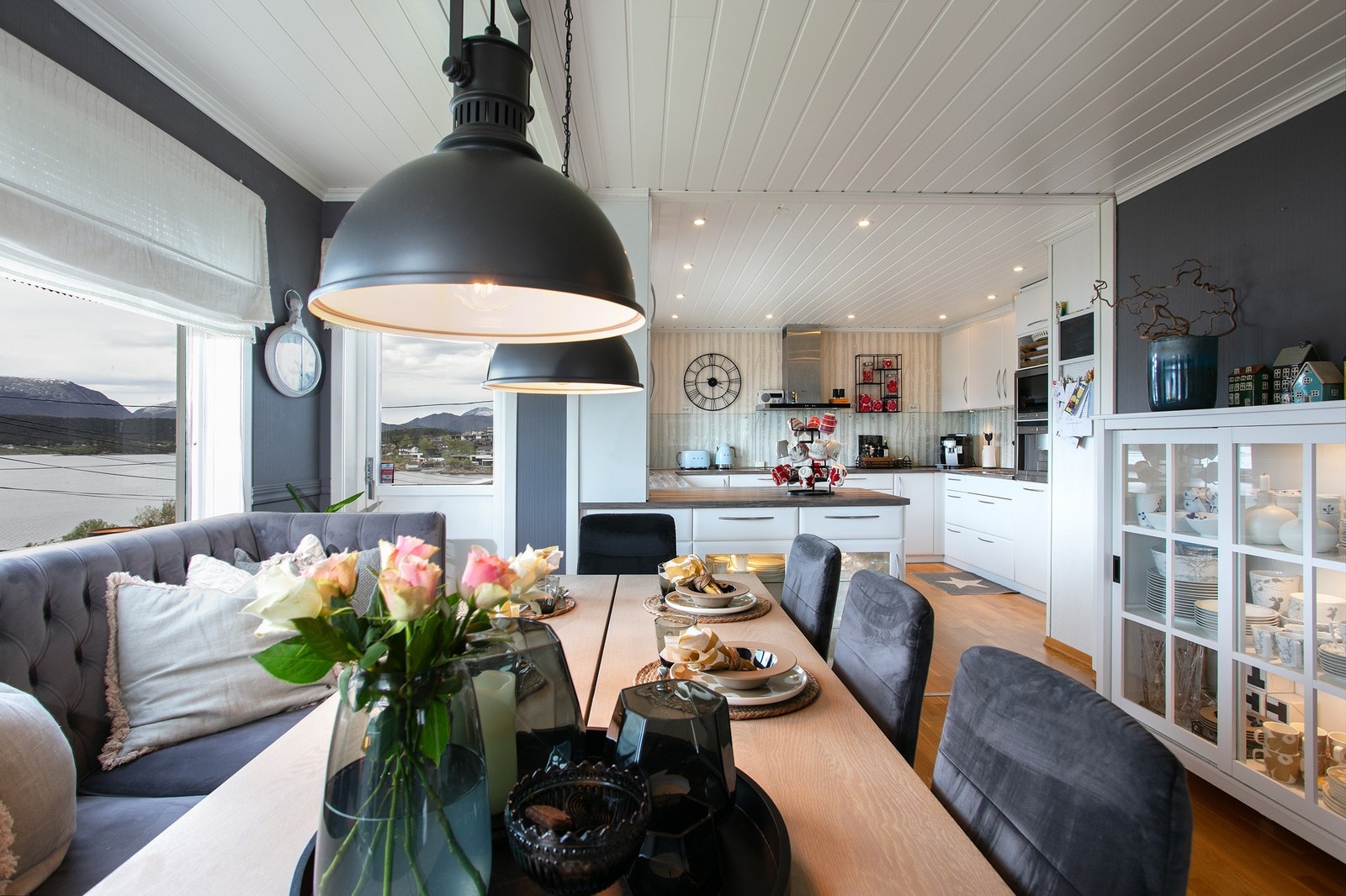Lys og innbydende spisestue med flott utsikt. Perfekt for hyggelige måltider og sosialt samvær med familie og venner. Galleribilde