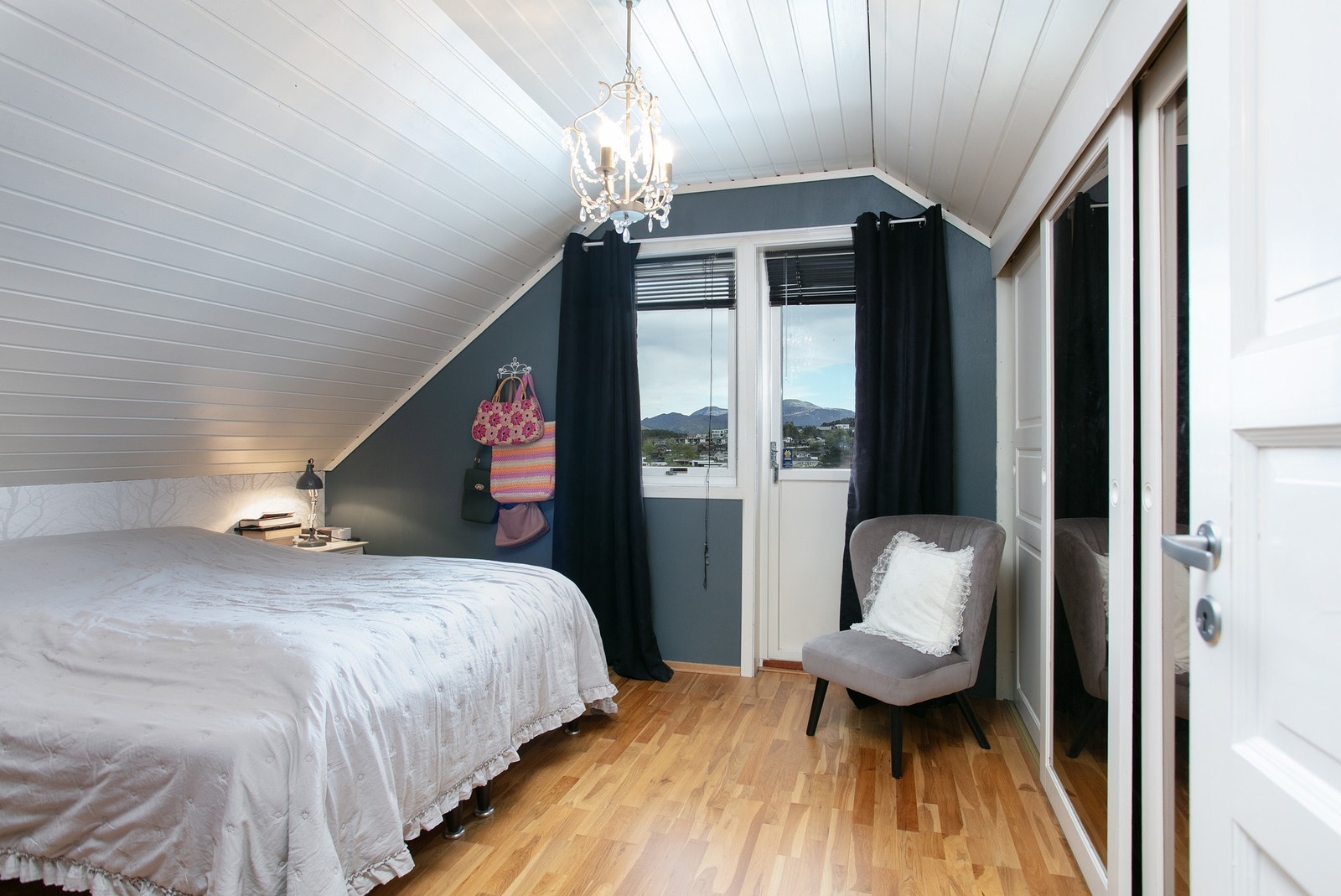Soverom med utgang til veranda Galleribilde
