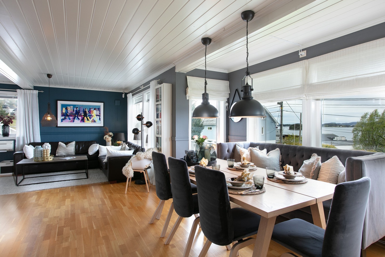 Romslig og lys stue med god plass til både spisestue, sittegruppe og egen TV-sone - perfekte rammer for både hverdag og sosiale sammenkomster. Galleribilde