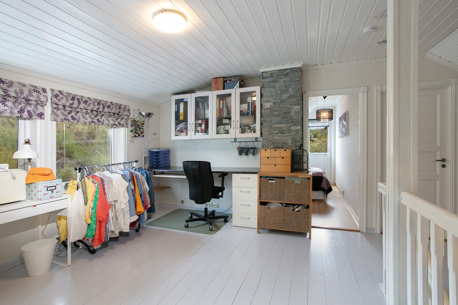 Ombygget i 2001 med flott loftstue - et lyst og trivelig rom med store vindusflater og fleksible bruksmuligheter, perfekt som ekstra stue, kontor eller allrom. Galleribilde