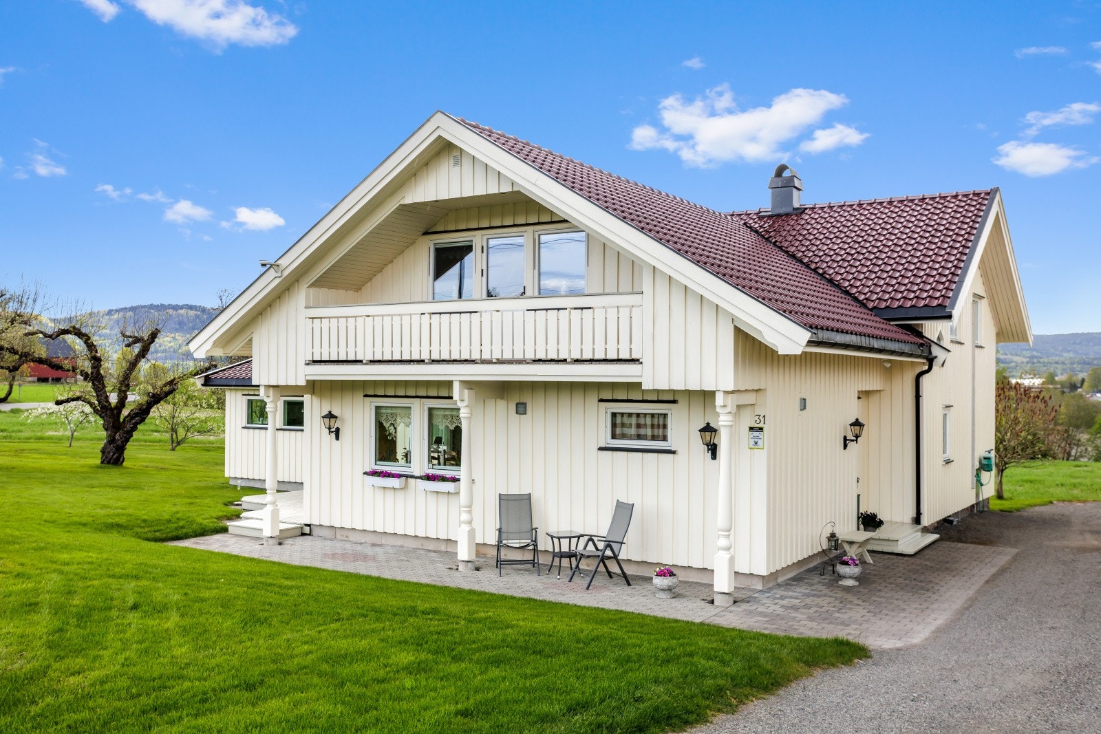Innholdsrik enebolig med flotte uteplasser. Galleribilde