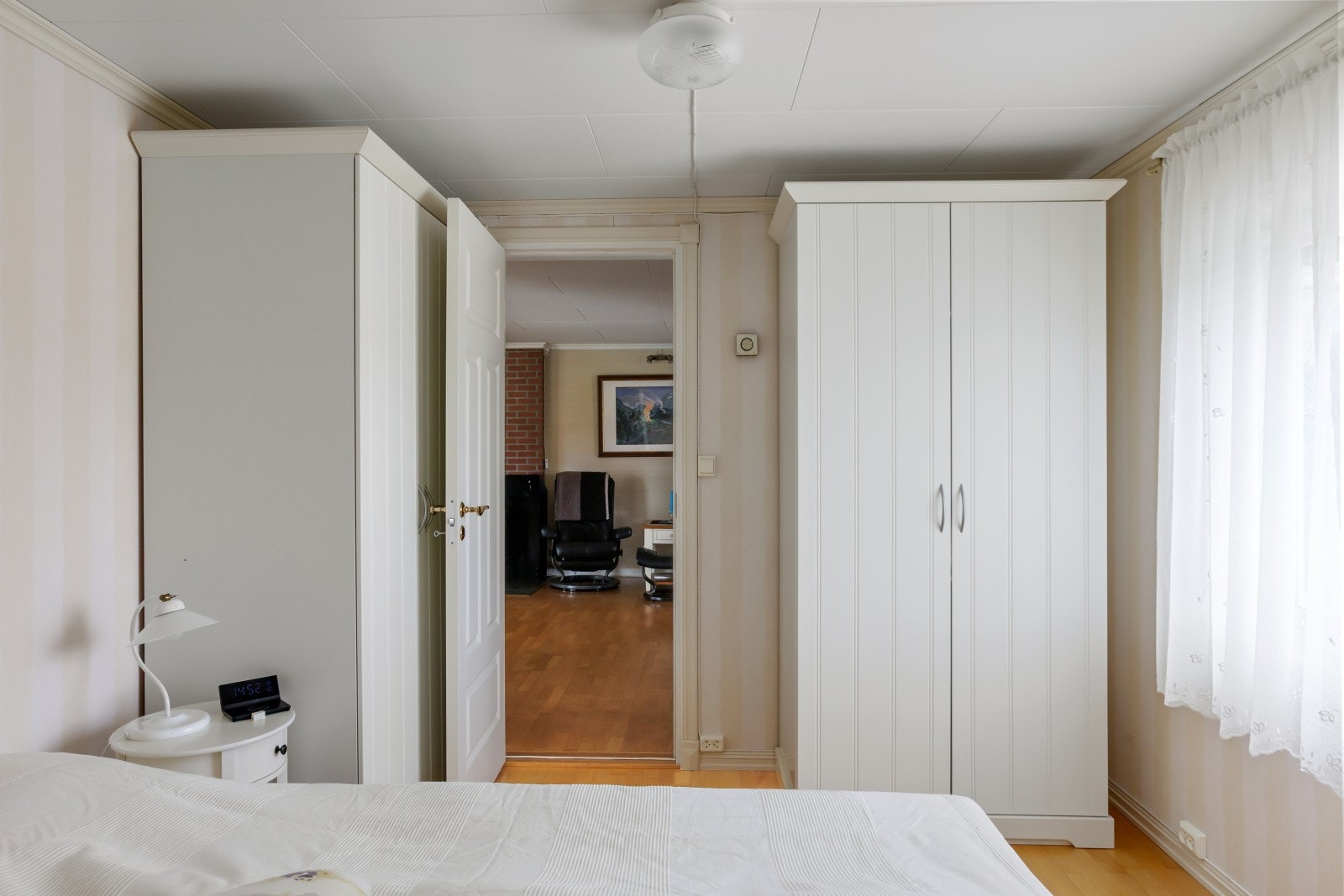 Rommet har god plass til garderobeskap og ligger praktisk tilknyttet stuen. Galleribilde