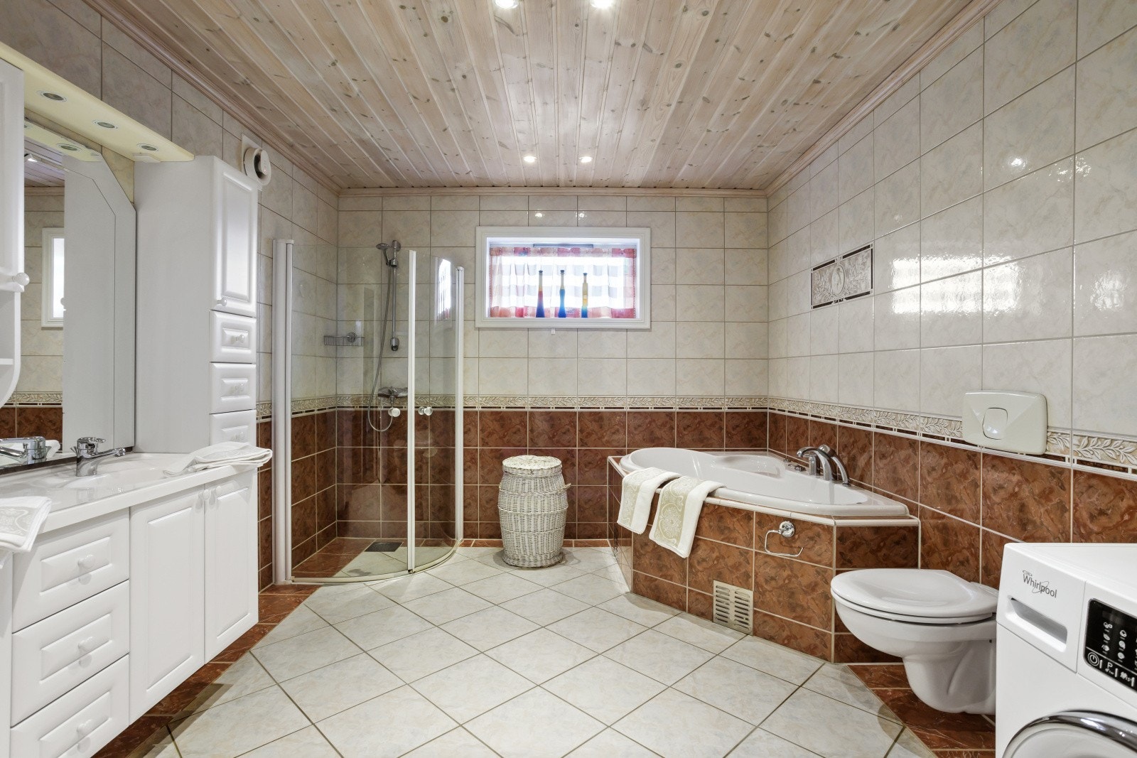 Hovedbadet fra 2002 er helfliset og utstyrt med vannbåren gulvvarme, innmurt badekar og dusj. Galleribilde