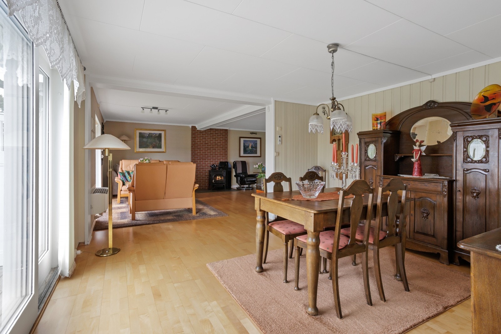 Spisestuen ligger i åpen løsning med stuen, og skaper en sosial sone med utgang til uteområdet. Galleribilde