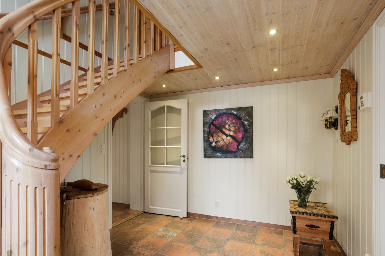 Den beisede tretrappen er et solid og sentralt element som knytter første og andre etasje sammen. Galleribilde