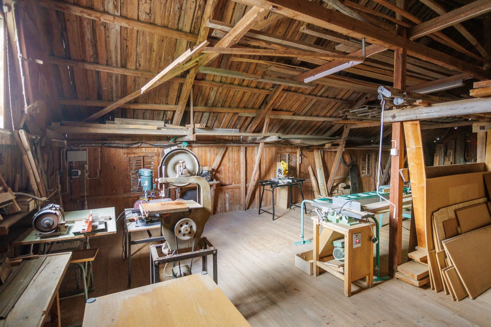 Andre etasje i uthuset byr på et stort, åpent areal for lagring eller hobbyvirksomhet. Galleribilde