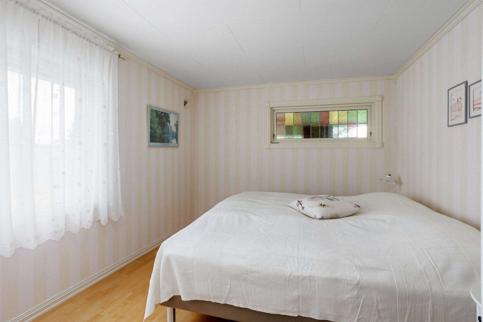 Soverommet i første etasje gir mulighet for å ha alle primærfunksjoner på ett plan. Galleribilde