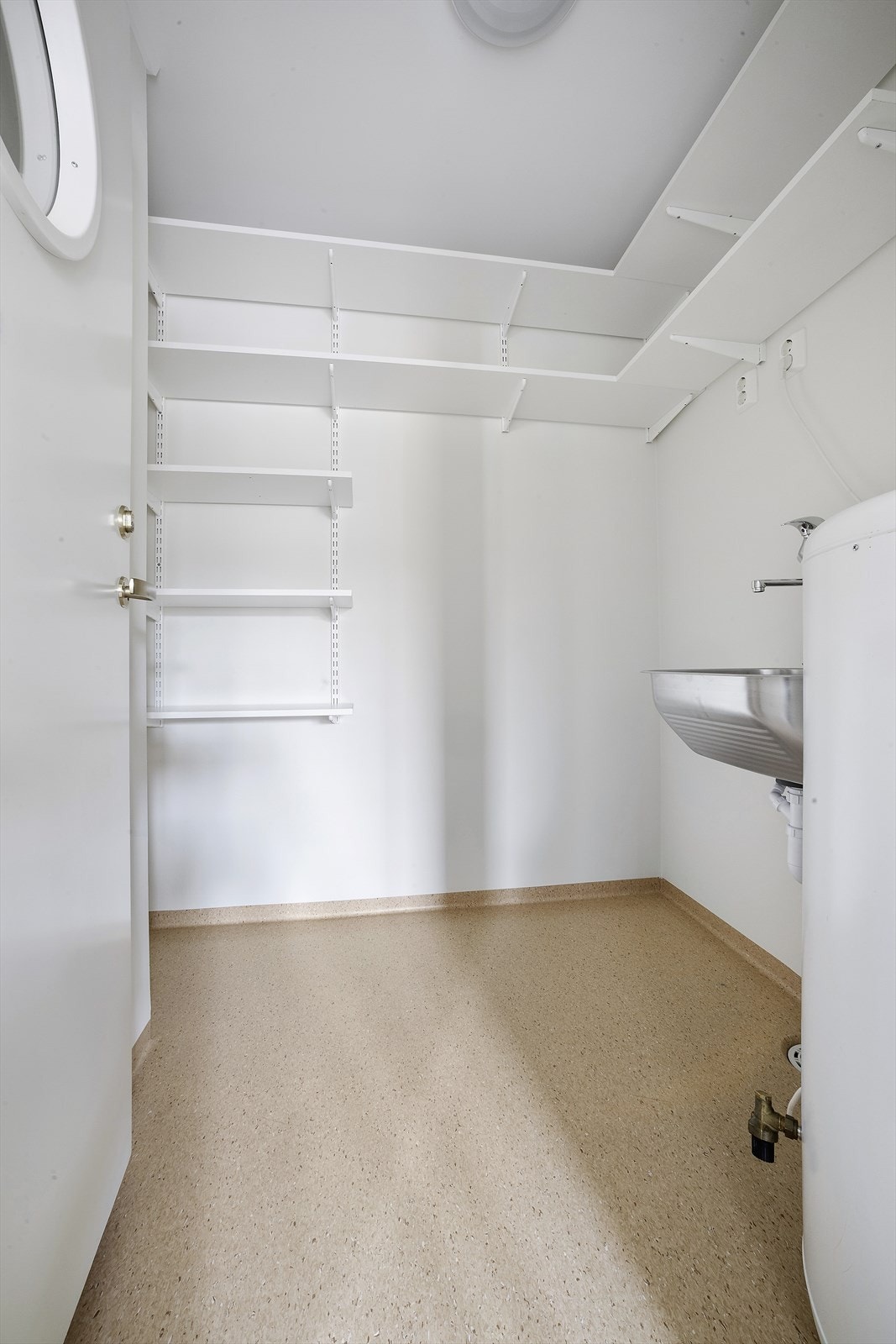 Praktisk vaskerom med utslagskum, opplegg for vaskemaskin og gulvvarme. Galleribilde