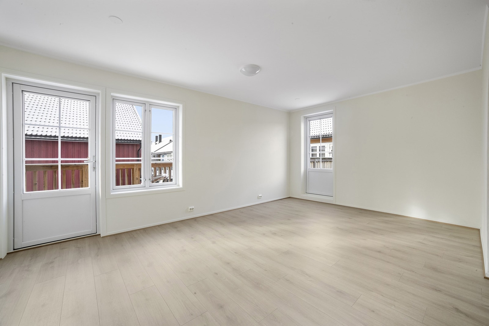 Fra stuen er det utgang til to separate verandaer, som utvider oppholdsarealet på varme dager. Galleribilde