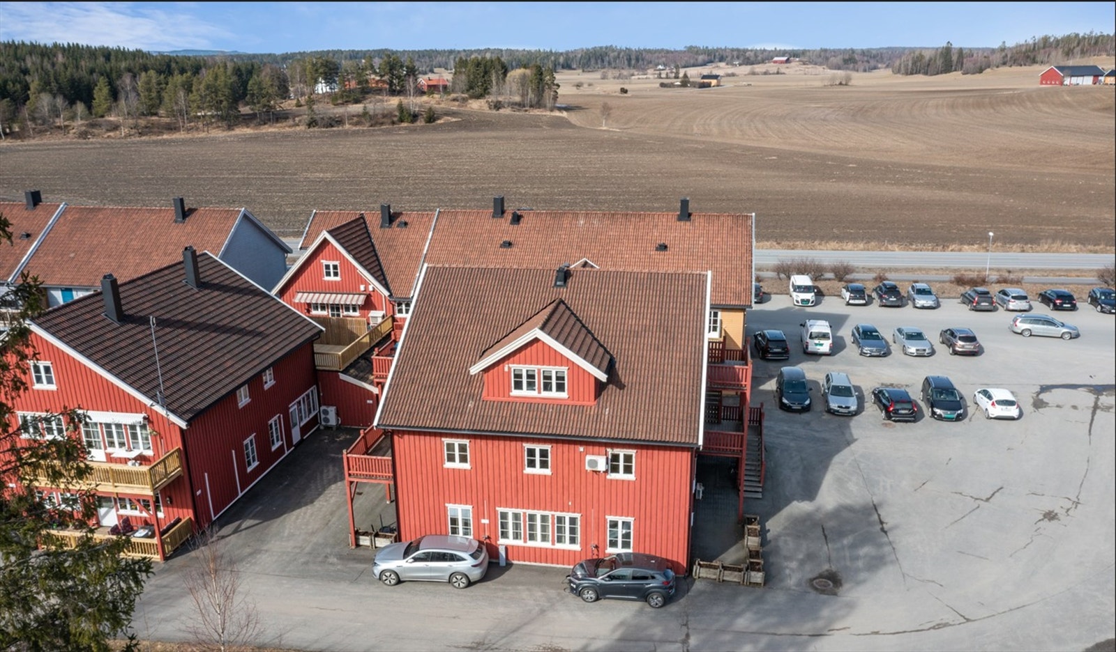 Leiligheten ligger i bygningens 2. etasje, med enkel adkomst og gode parkeringsmuligheter på fellesområdet. Galleribilde