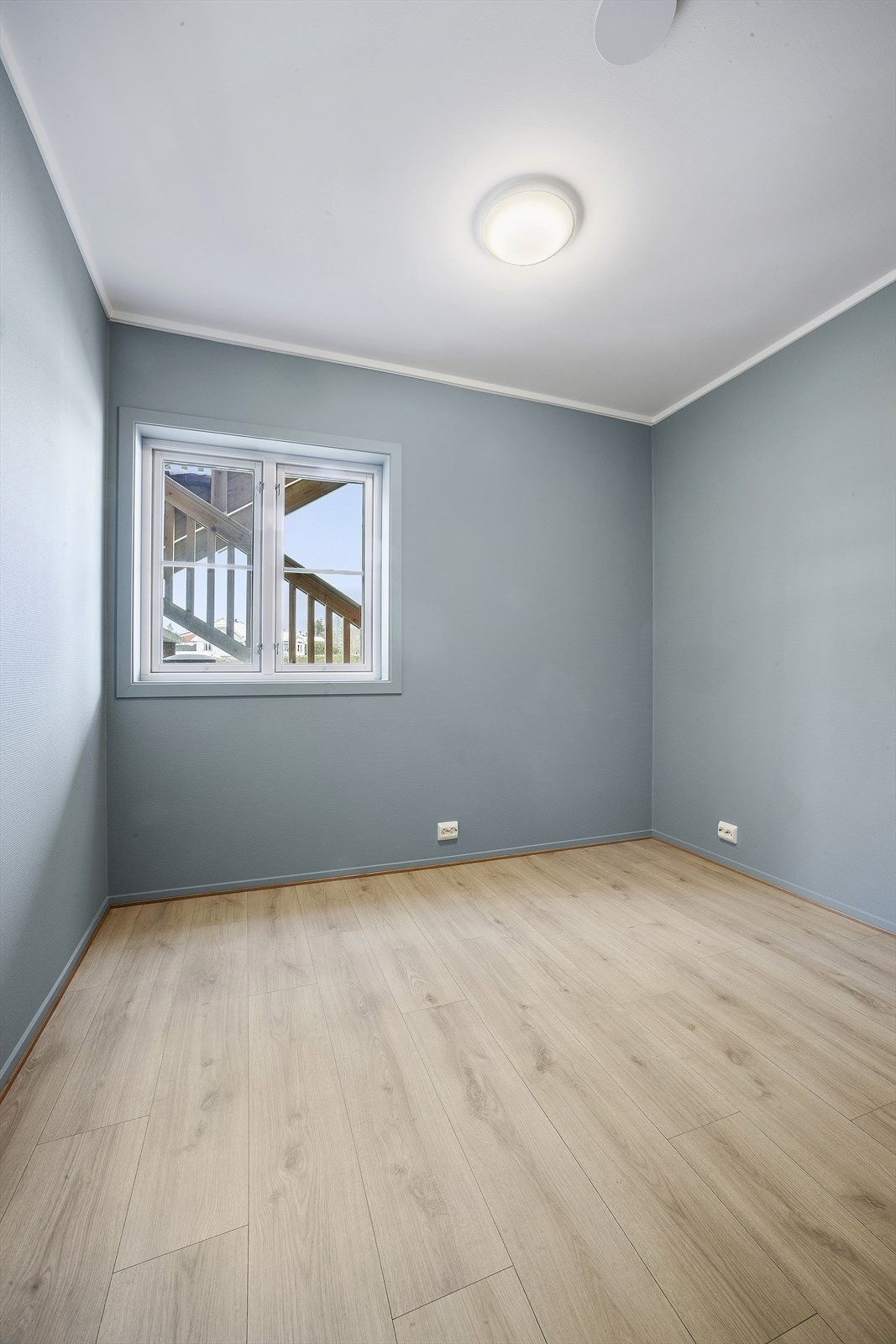 Vinduene har ramme og karm i tre med 2-lags isolerglass. Galleribilde