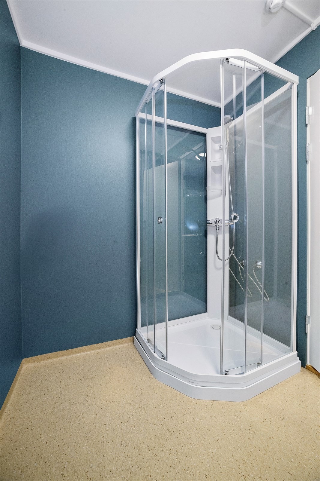 Badet er utstyrt med dusjkabinett og har gulvvarme for økt komfort. Galleribilde
