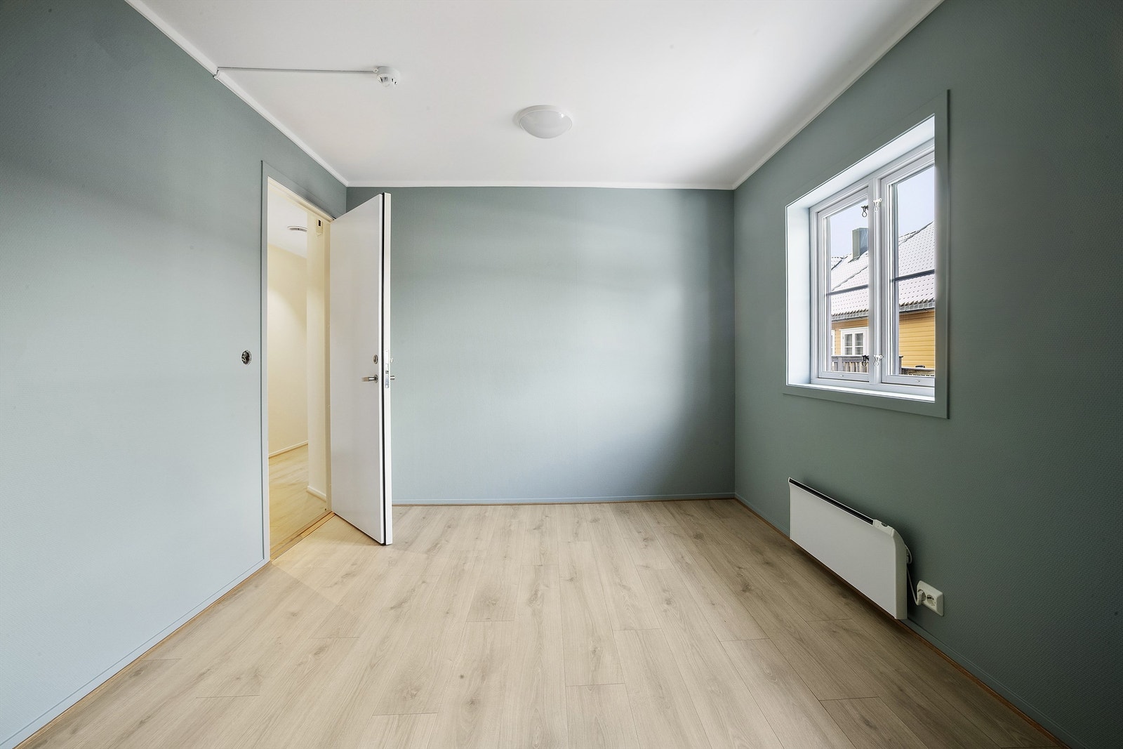 Leiligheten har tre soverom, alle med nylagt laminatgulv og nymalte overflater. Galleribilde