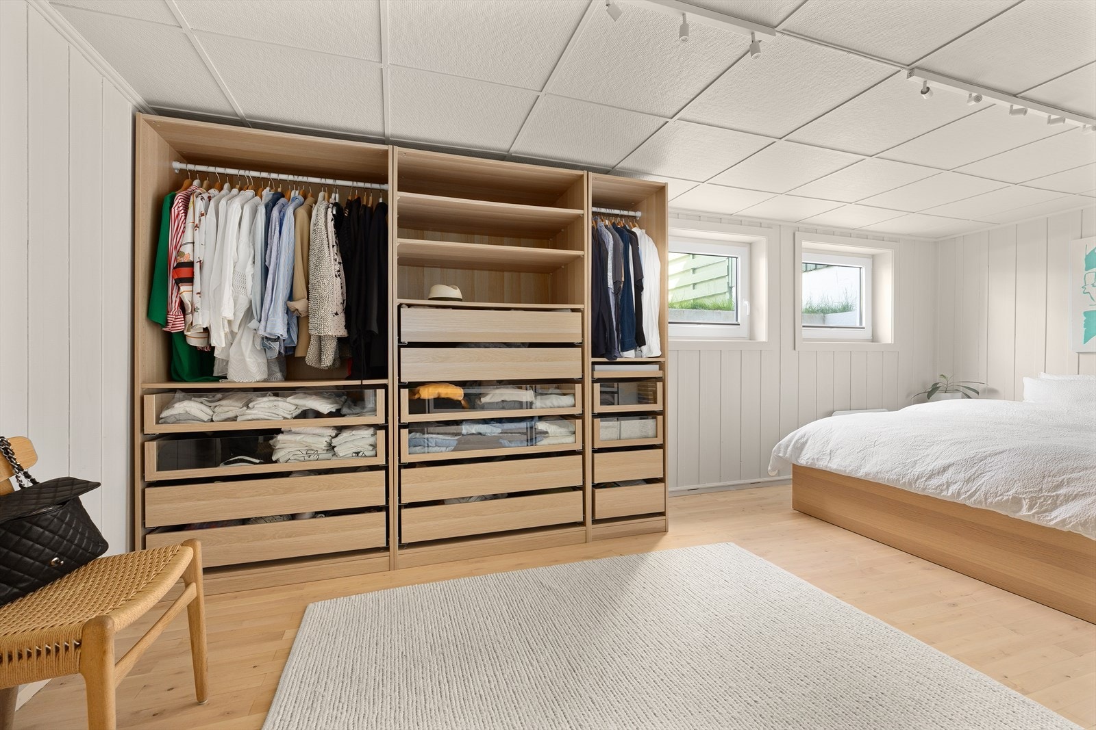 Kjellerstuen fungerer perfekt som spill-/lekerom for de minste eller tenåringen, men brukes av nåværende eier til soverom. Galleribilde