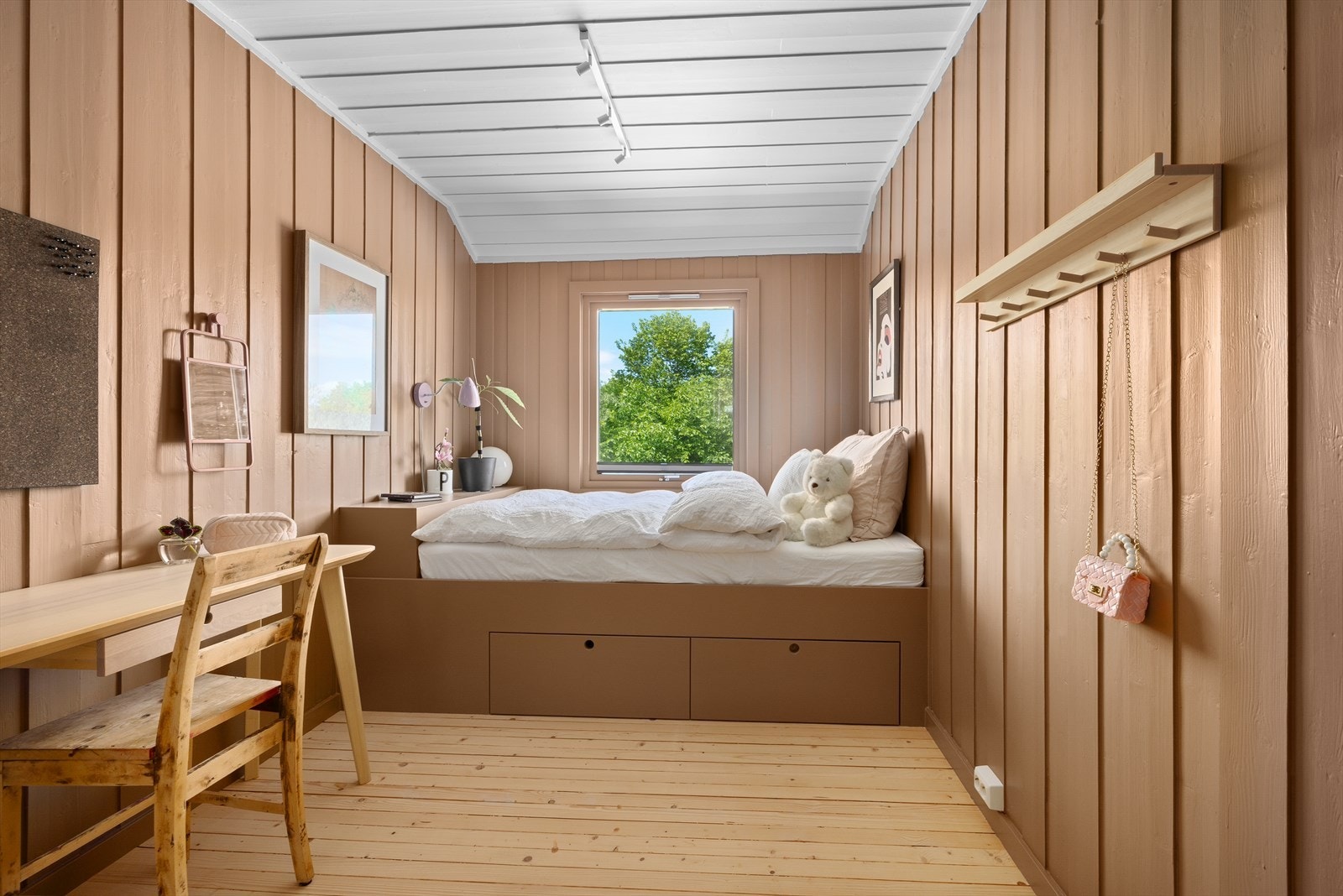 Gjennomgående materialvalg og farger skaper en helhetlig stil i etasjen. Galleribilde
