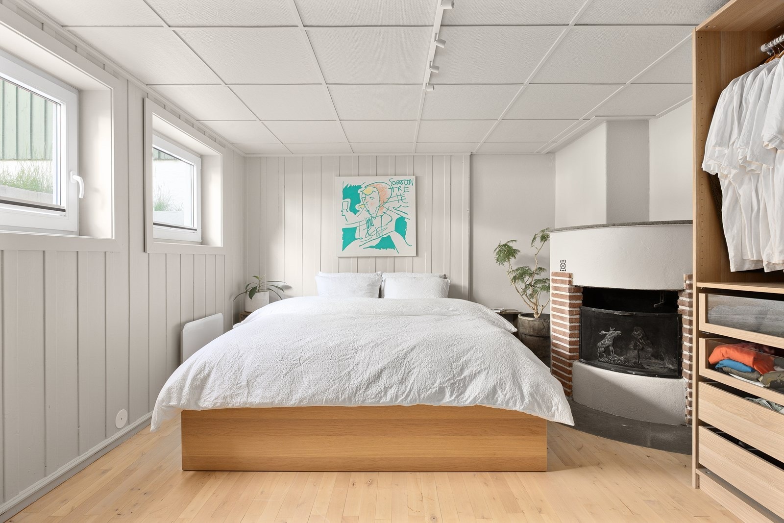 Kjellerstuen har et klassisk preg med en fin peis, kombinert med moderne og delikate overflater. Galleribilde