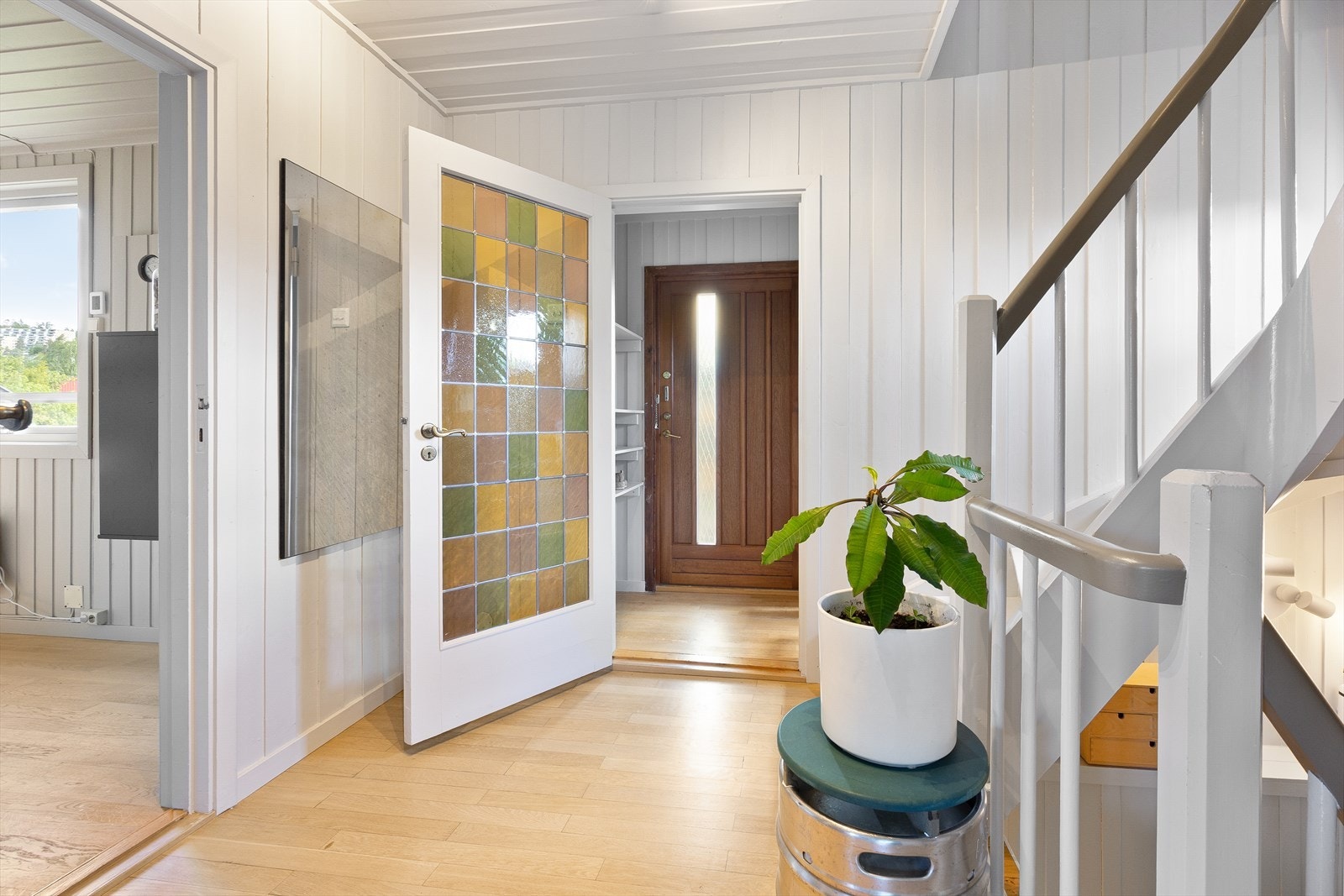 Innvendige dører med blyglass gir særpreg til gangen i første etasje. Galleribilde