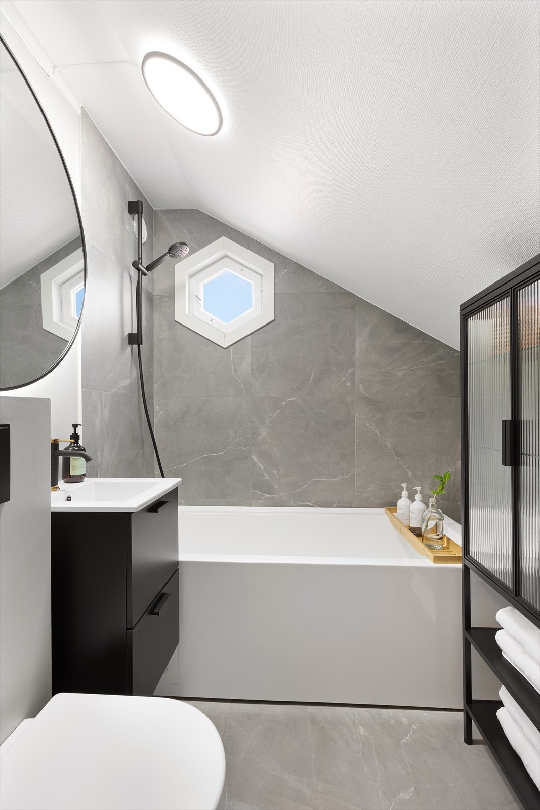 Badet i andre etasje ble oppgradert i 2023 med nytt badekar og nye fliser på gulvet. Galleribilde