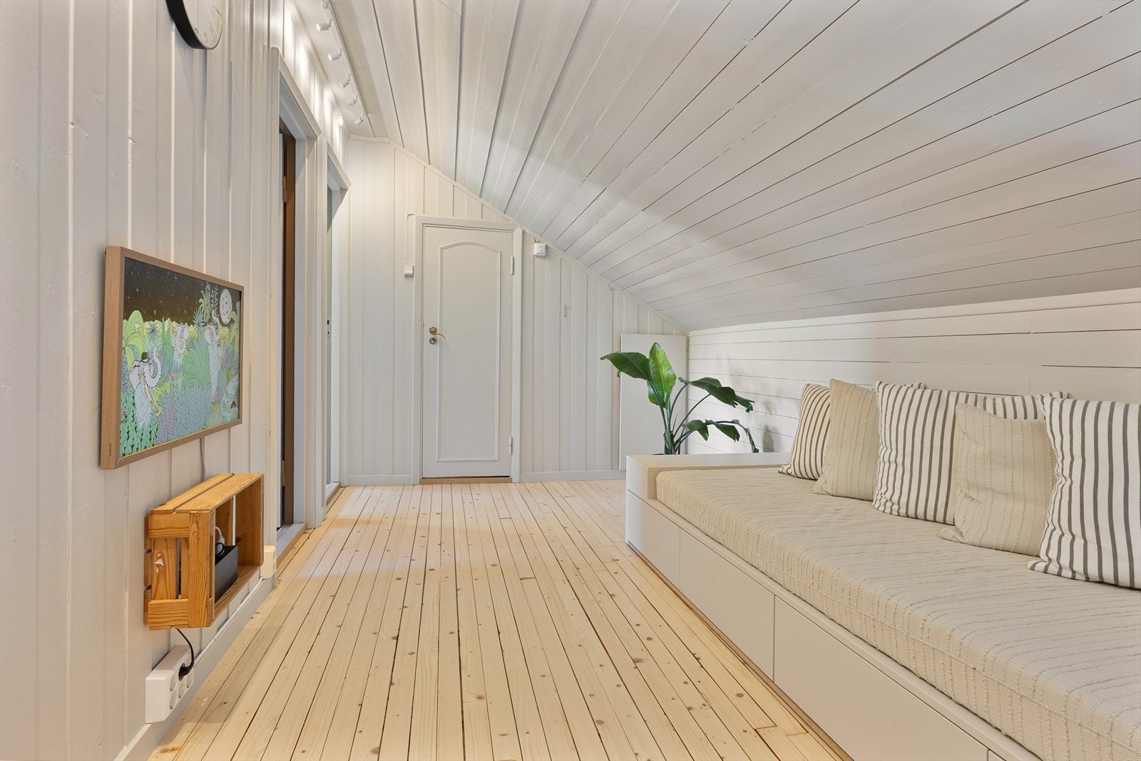 I andre etasje finner du en hall/alrom med flere bruksmuligheter. Galleribilde