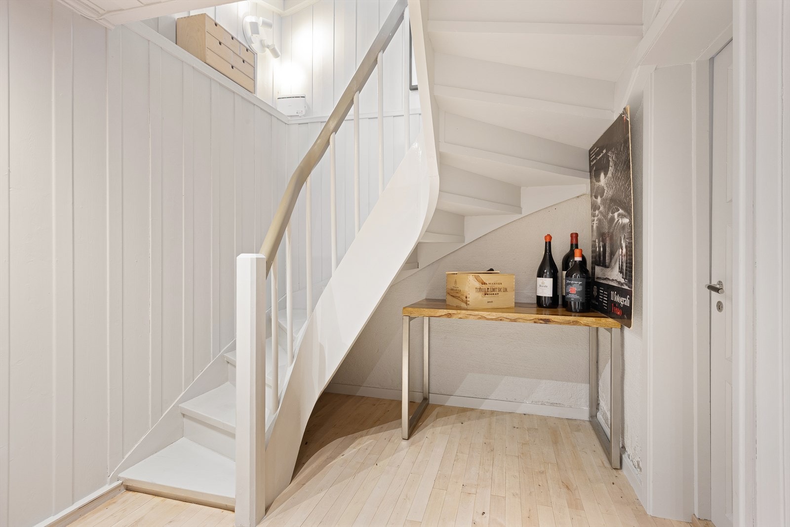 Trappen ned til underetasjen med eget vaskerom, separat toalett, kjellerstue og kontor. Galleribilde