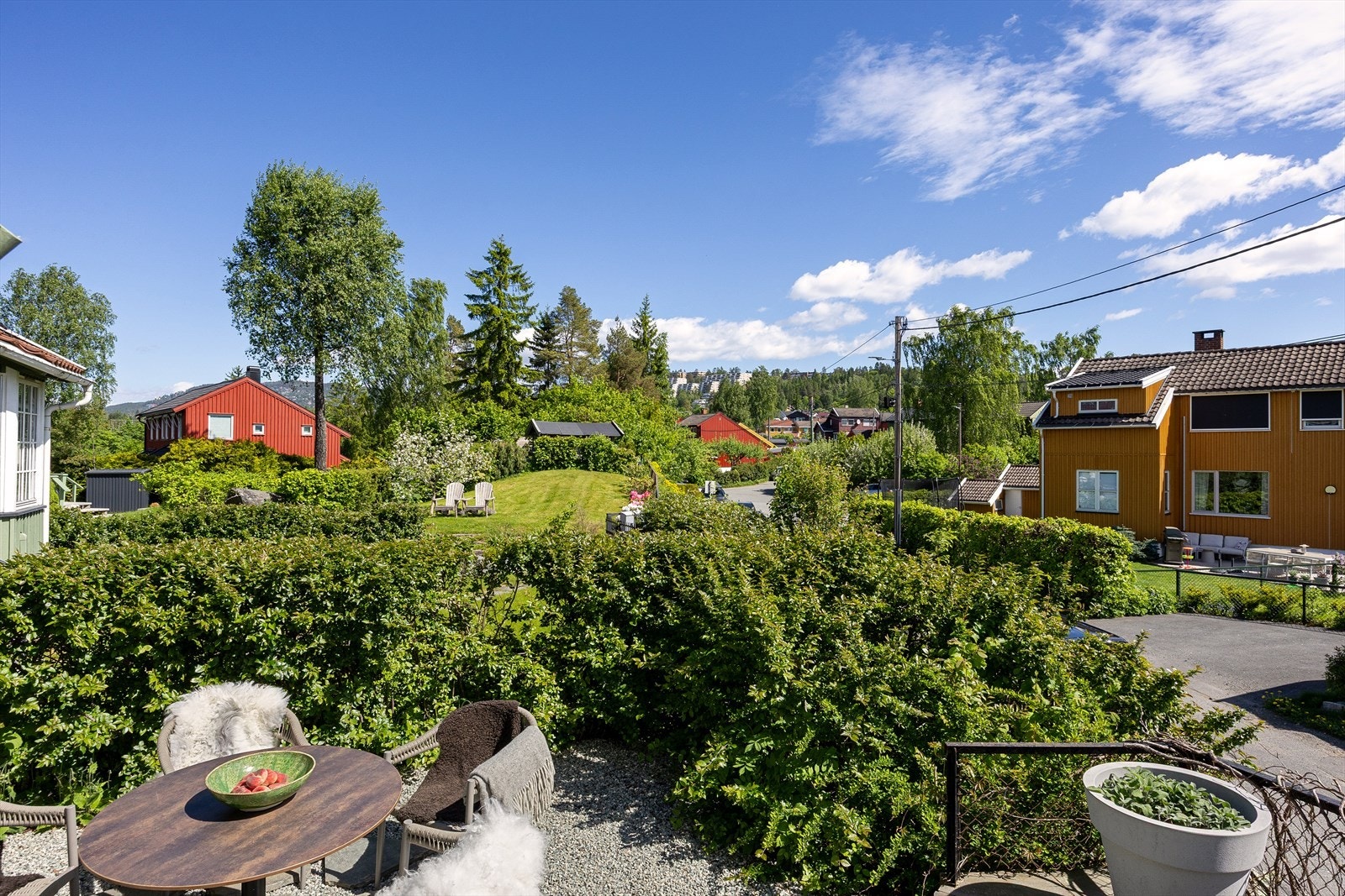 Fra den østvendte terrassen har du utsikt over et rolig og grønt nabolag. Galleribilde