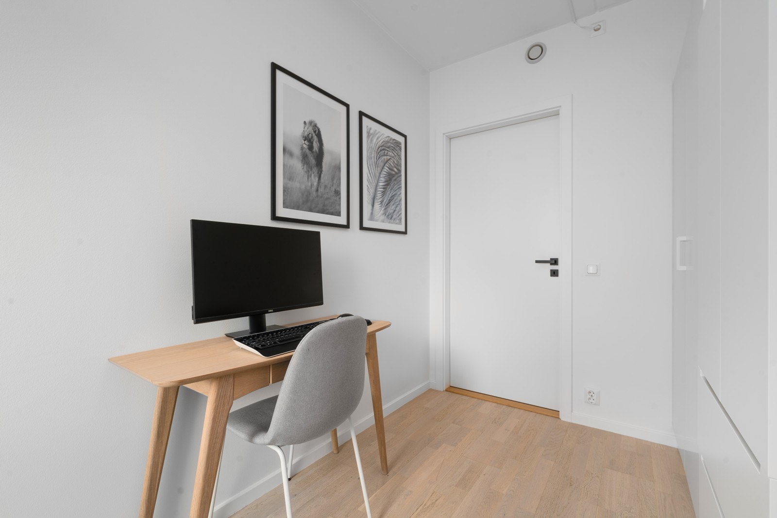 Soverom 3 ligger vegg-i-vegg med soverom 2 er like store. Galleribilde