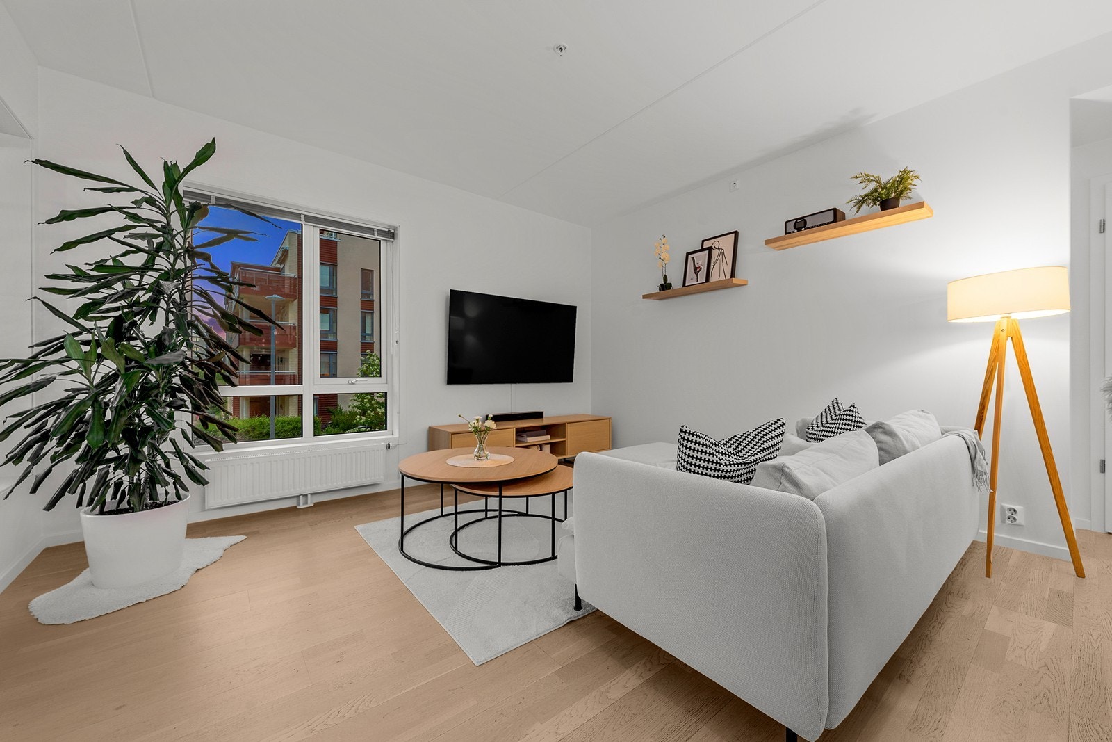 Oppvarming via radiatorer med vannbåren varme fra sameiets fellesanlegg. Galleribilde