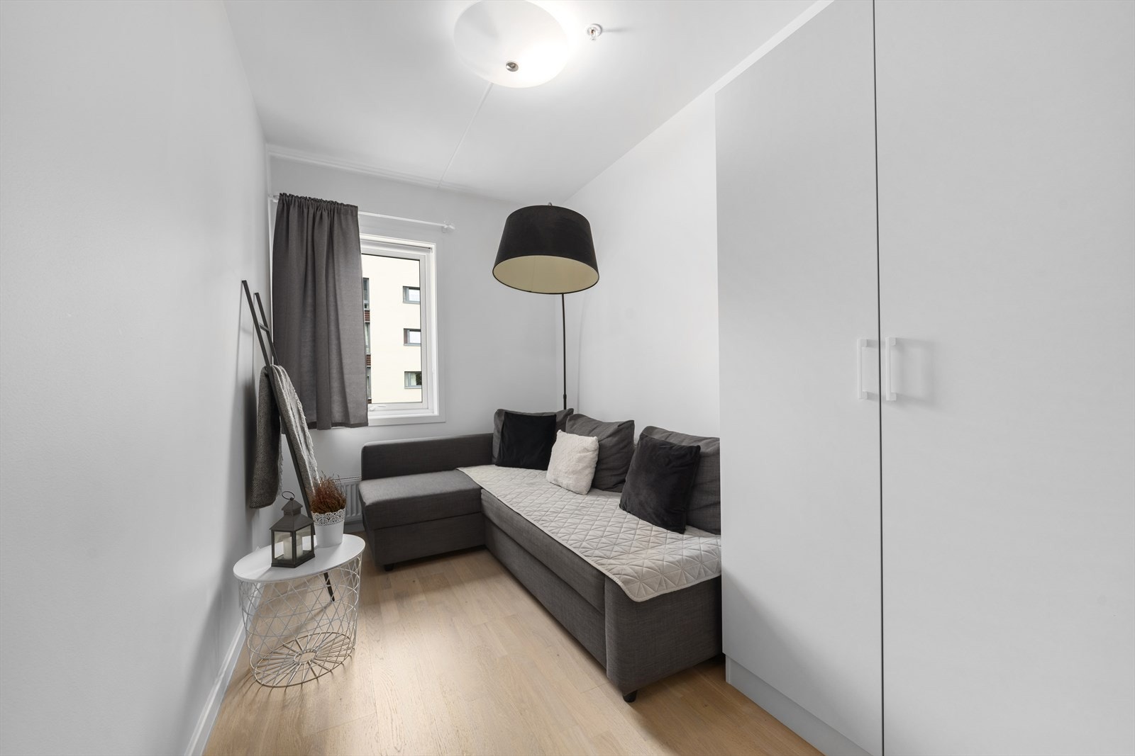 Lyst soverom 2 med plass til seng og garderobeskap. Galleribilde