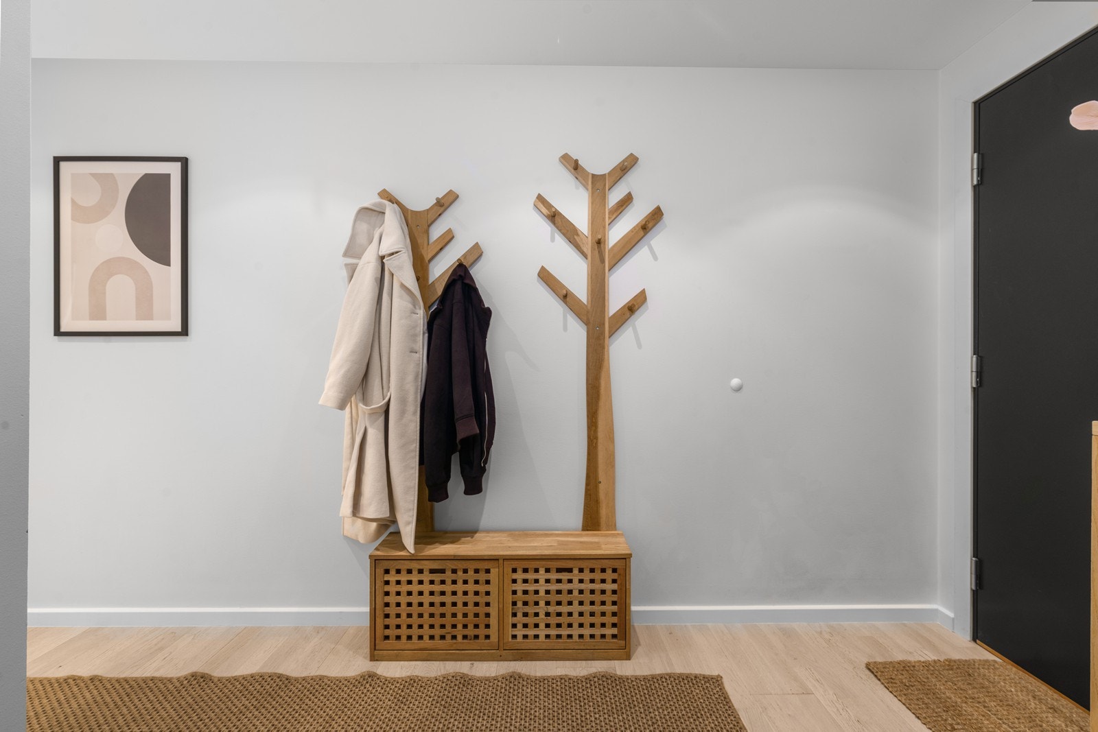 Fra entreen er det tilgang til en praktisk innvendig bod hvor ventilasjonsaggregatet er plassert. Galleribilde