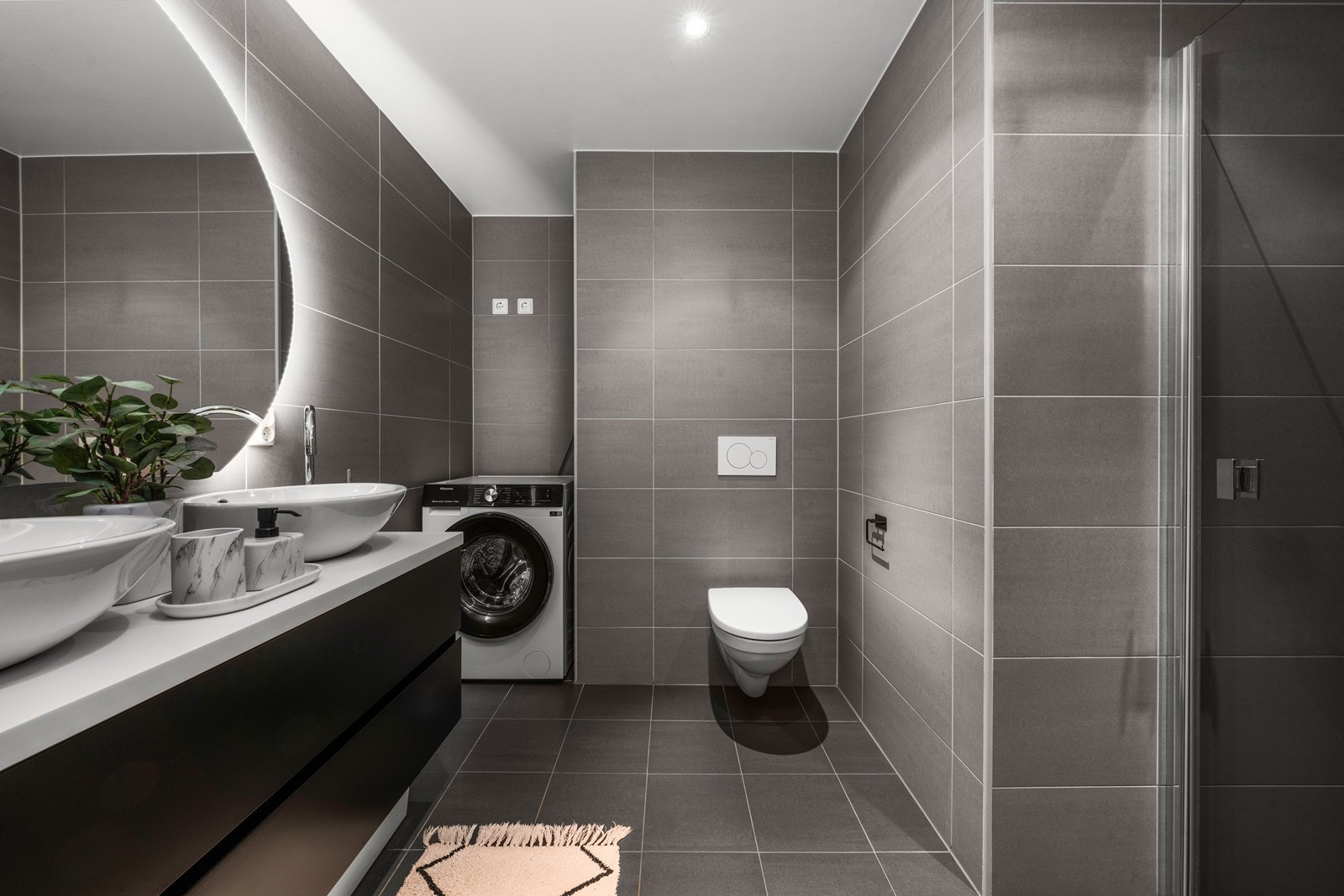 Leilighetens andre bad er utført i samme stil som soveromsbadet. Hovedbadet er romslig og har opplegg for vaskemaskin. Galleribilde