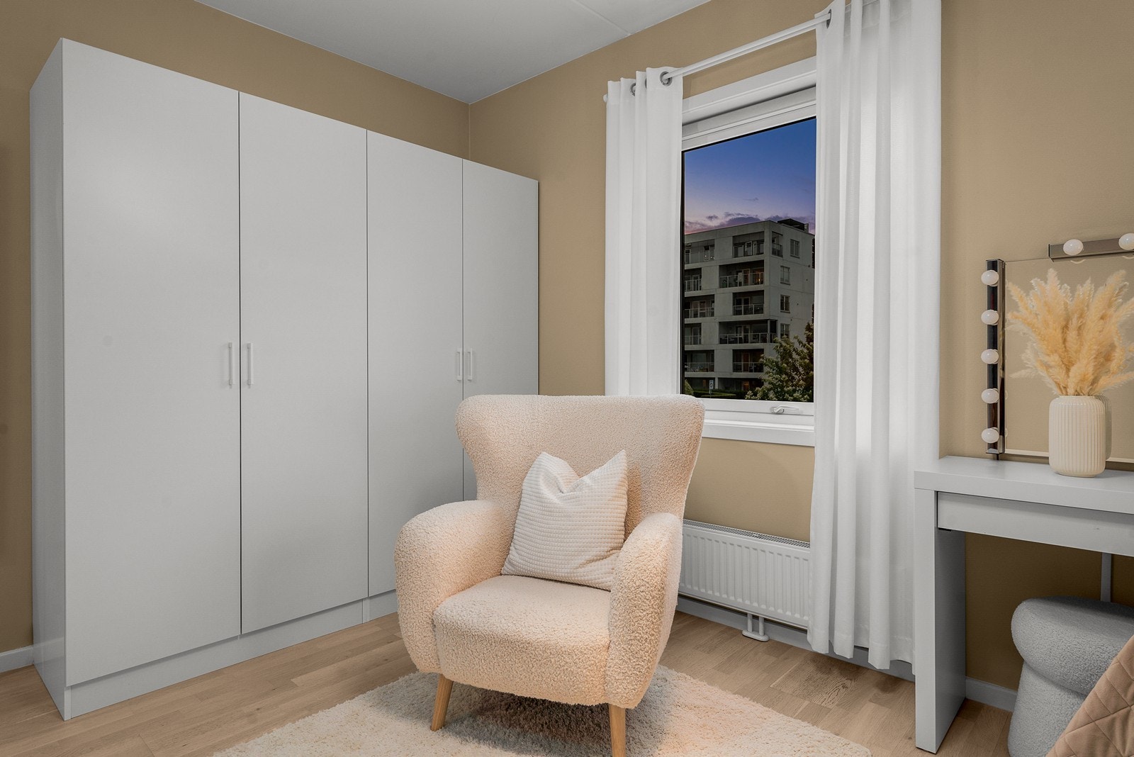 Romslig soverom på ca 15 m² med god plass til garderobeskap. Galleribilde