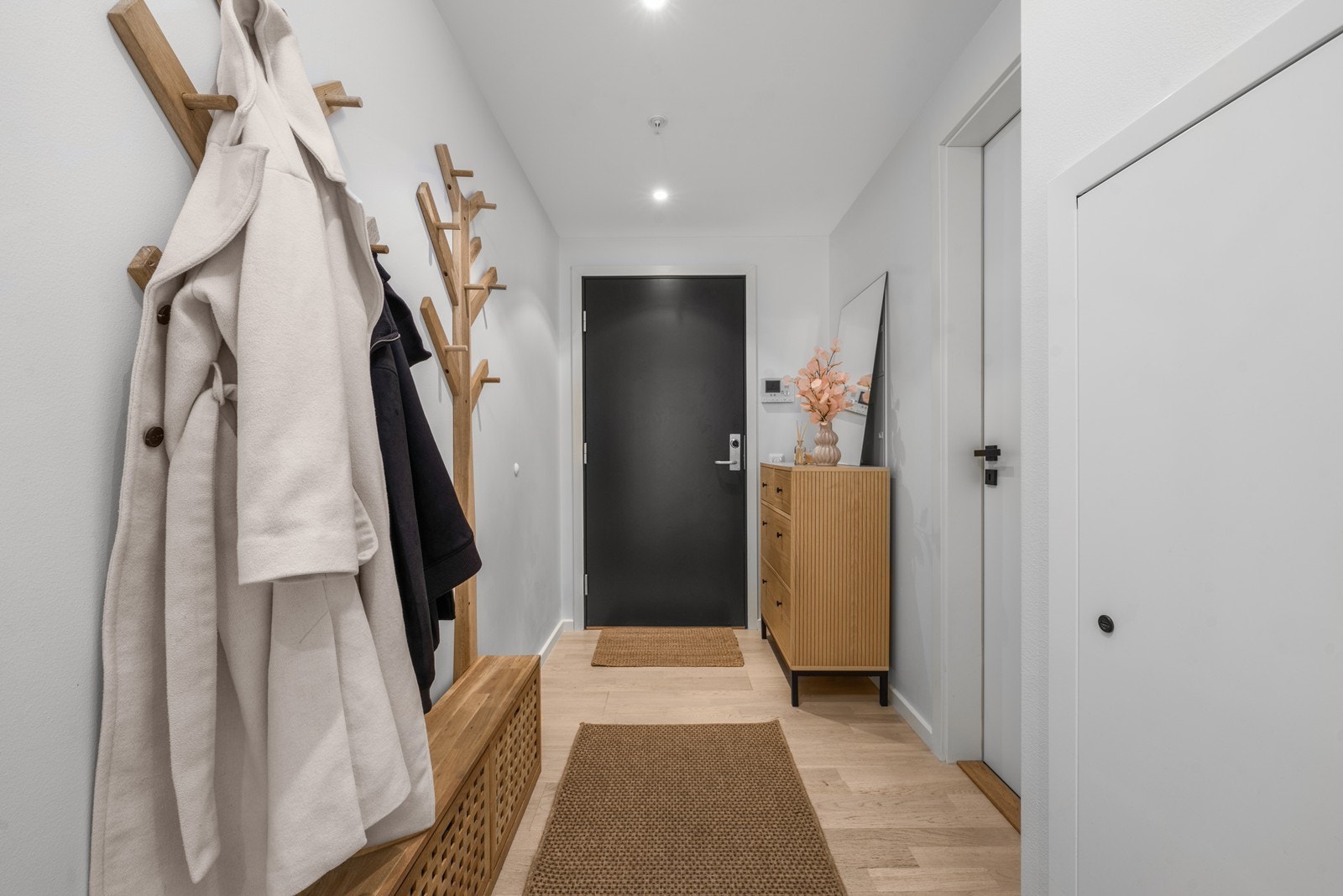 Innbydende entré med plass til oppbevaring av yttertøy og sko. Galleribilde