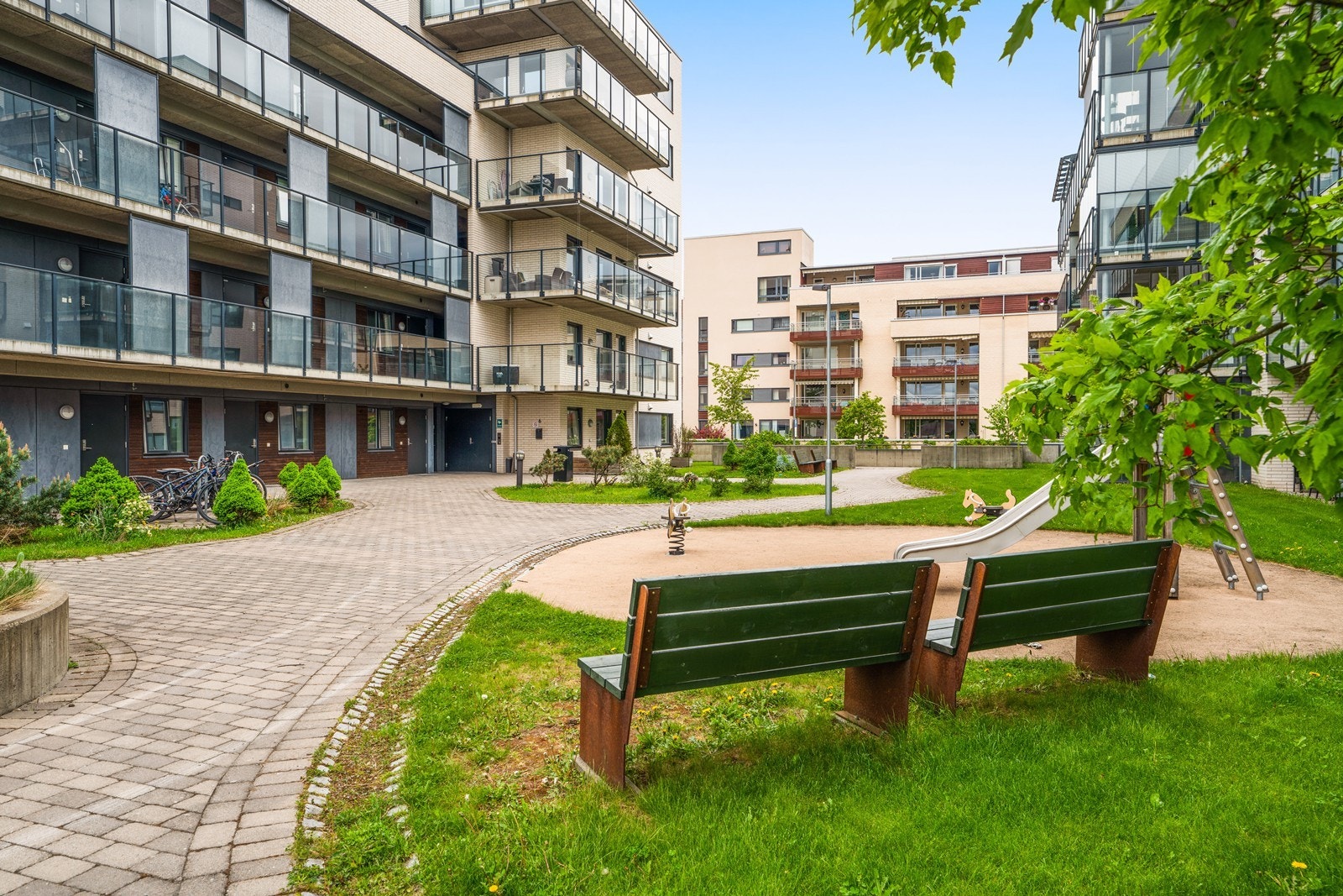 Fellesområdene er pent opparbeidet og vedlikeholdes av en aktiv velferdskomité i sameiet. Galleribilde