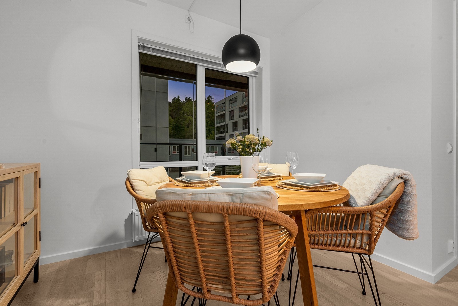 Den åpne løsningen gir rom for en egen sone for spisestuen, adskilt fra sofagruppen. Galleribilde