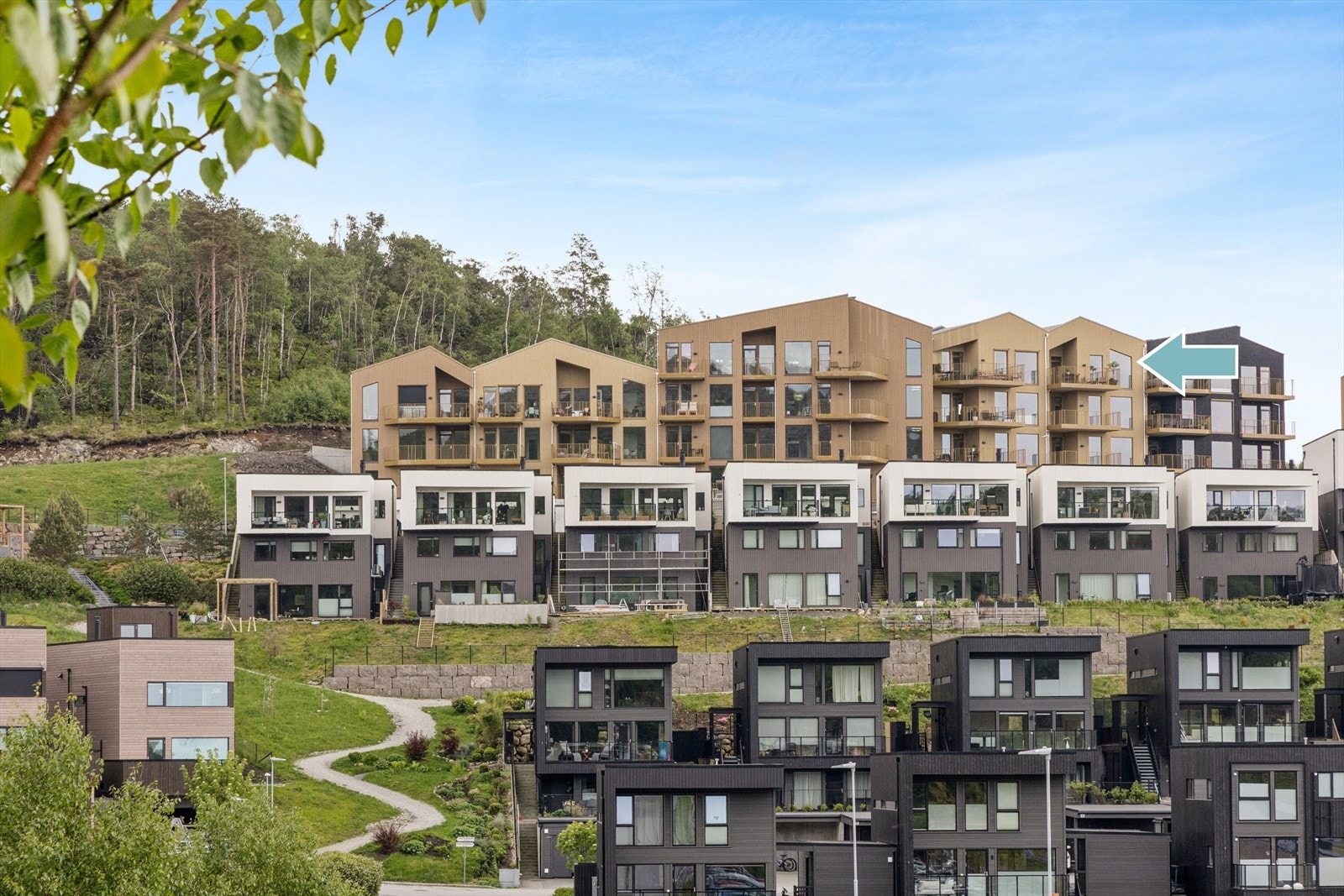 Leiligheten er en del av Skogens ro borettslag, som består av 60 andeler fordelt på to bygg. Galleribilde
