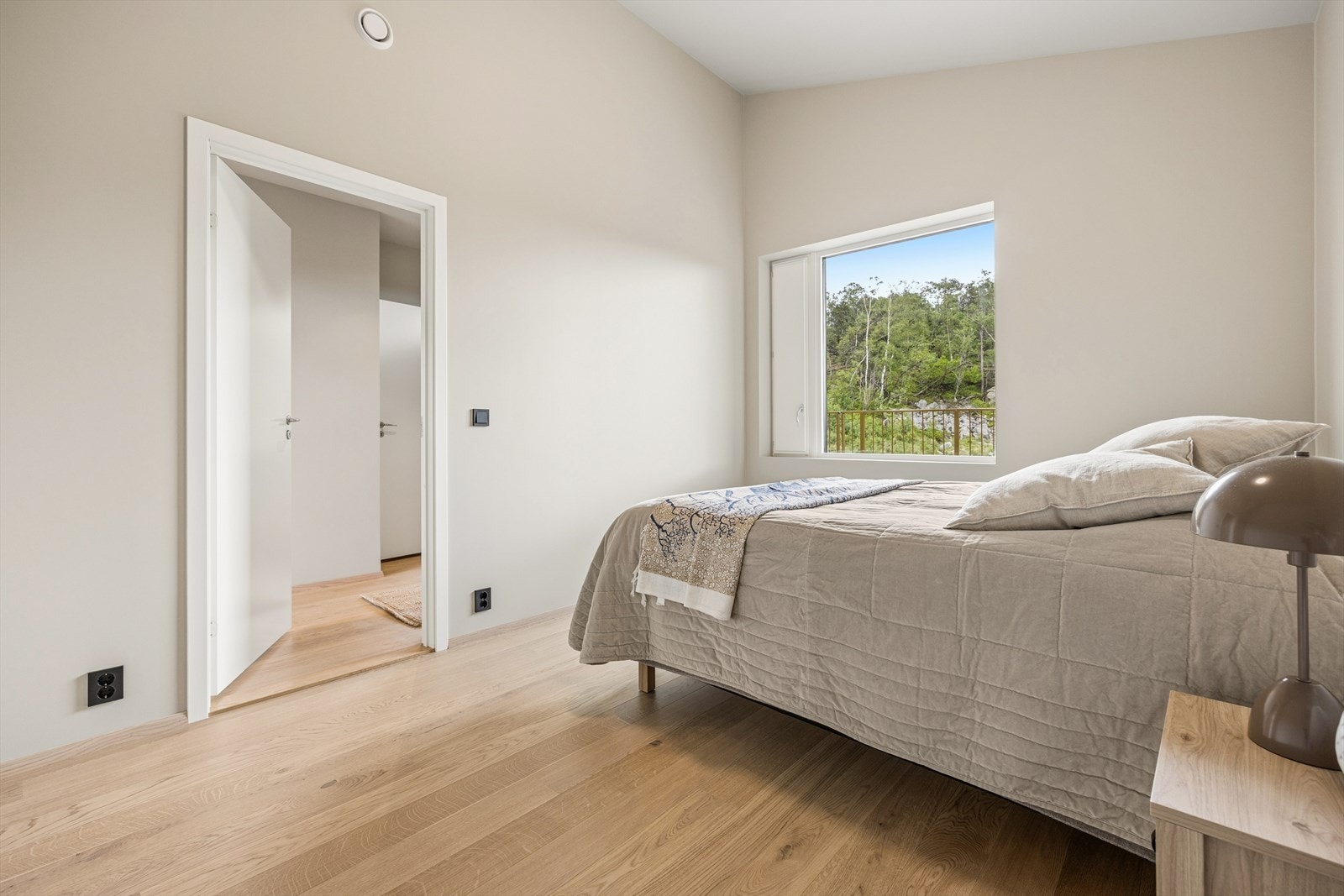 Soverommet har samme gjennomgående enstavs parkett fra Boen som resten av leiligheten. Galleribilde