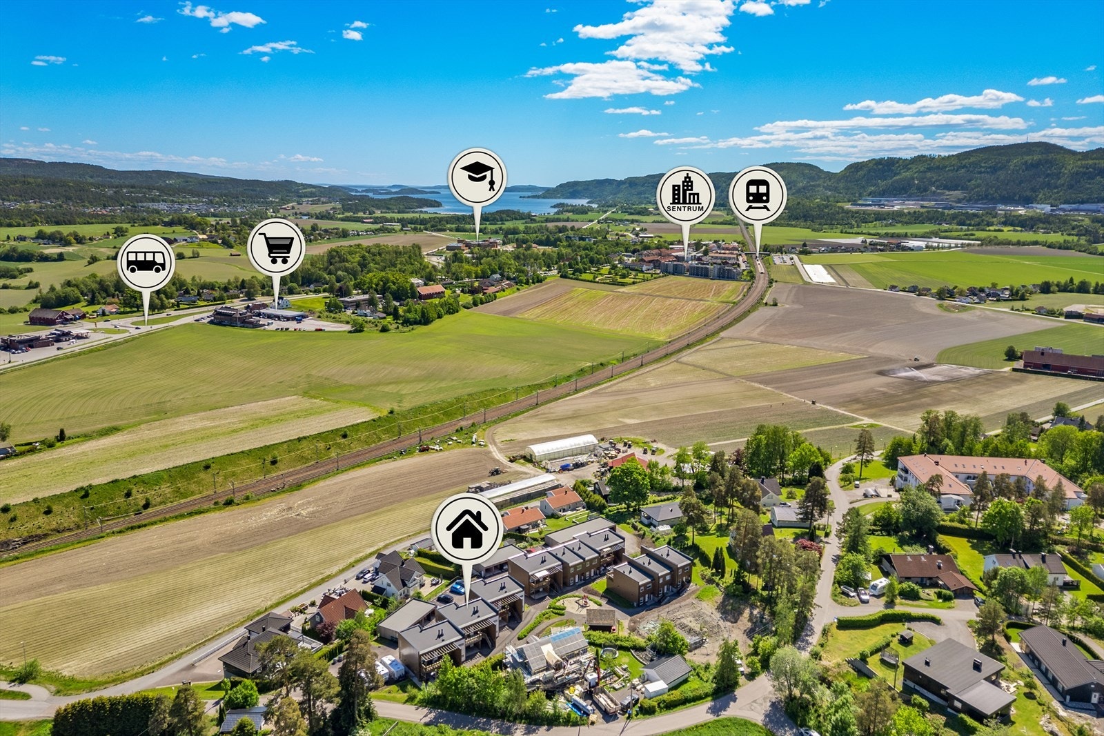 Beliggenheten kombinerer nærhet til skog og mark med kort vei til Sande sentrum, skoler og offentlig transport. Galleribilde