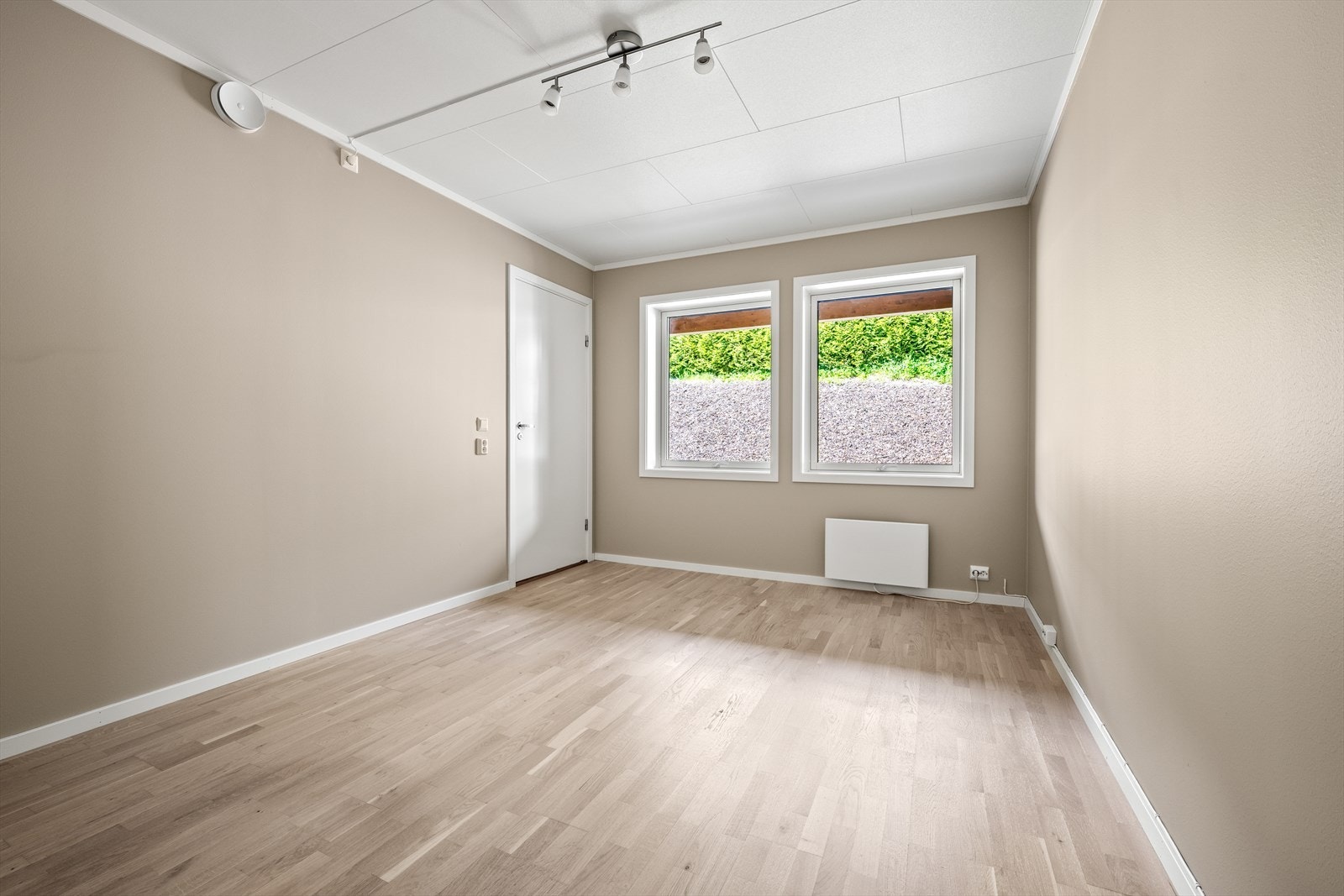 Hovedsoverom med parkett på gulv og nylig malte veggflater. Galleribilde