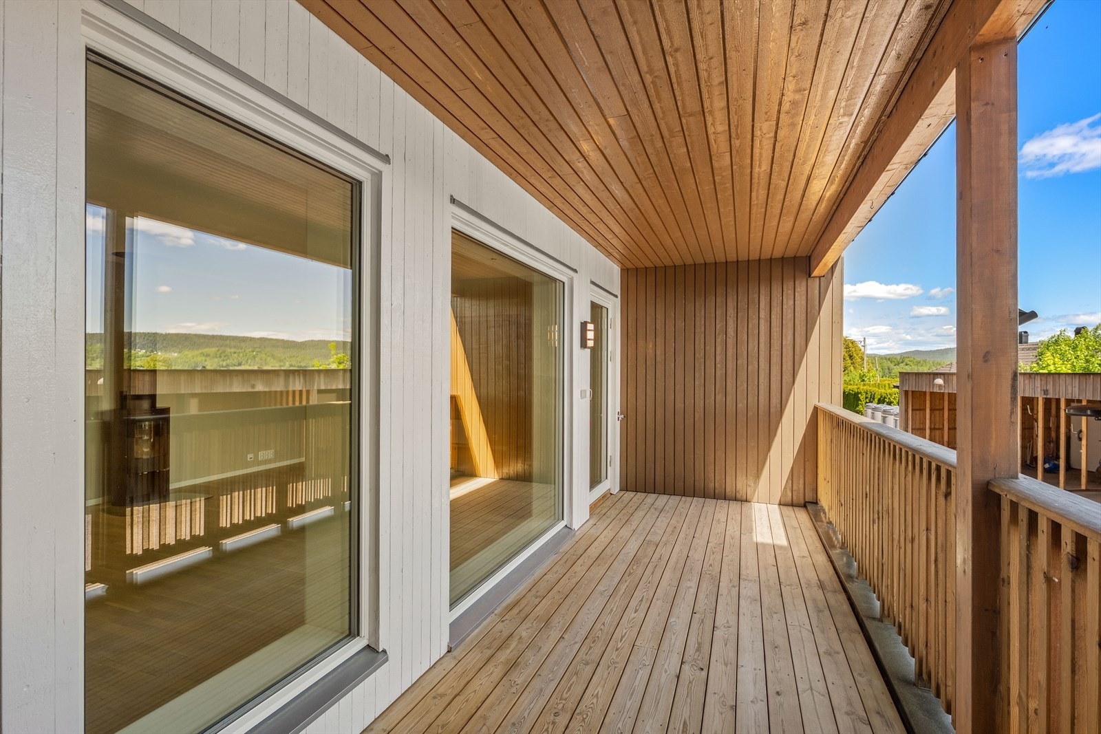 Terrassen på ca. 12 m² er tekket med impregnerte gulvbord og har rekkverk i tre. Galleribilde
