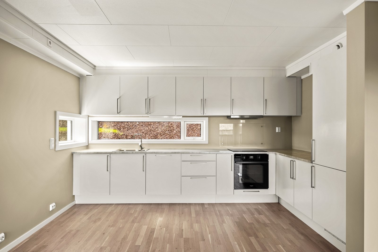 Kjøkkenet er utstyrt med induksjonstopp, stekeovn, oppvaskmaskin og kjøl/fryseskap. Galleribilde