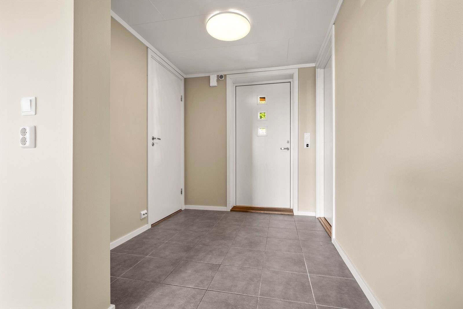 Entré med nylig malte veggflater ønsker velkommen inn. Galleribilde