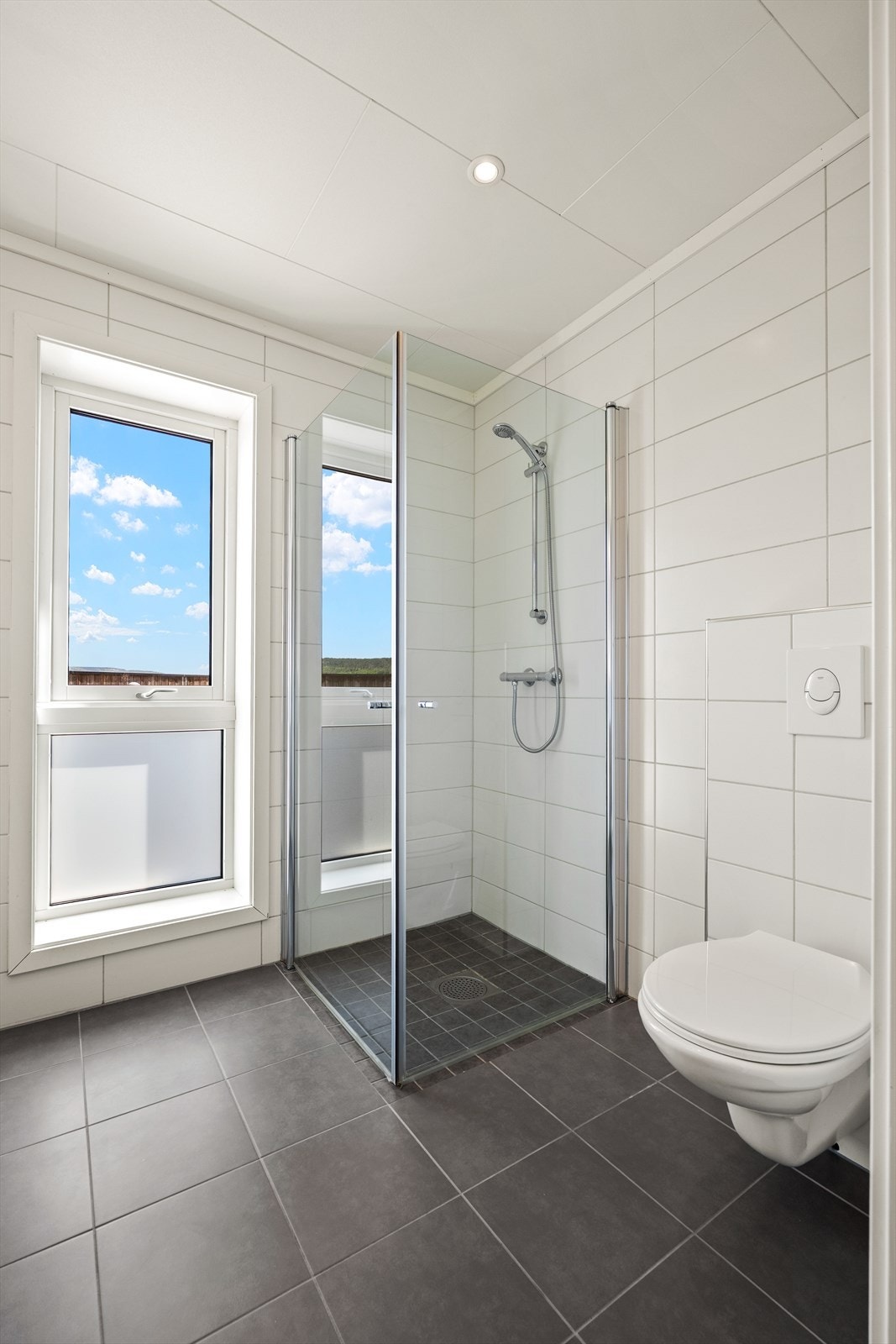 Dusjhjørne med glassvegger og opplegg for vaskemaskin. Galleribilde