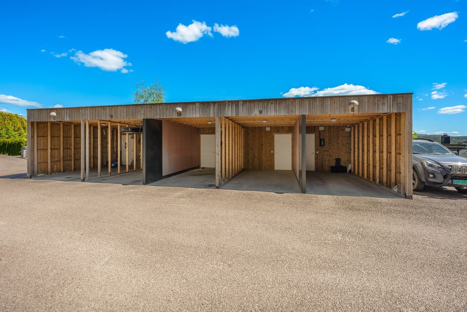 Til leiligheten hører en biloppstillingsplass i felles carport, samt en utvendig bod. Galleribilde