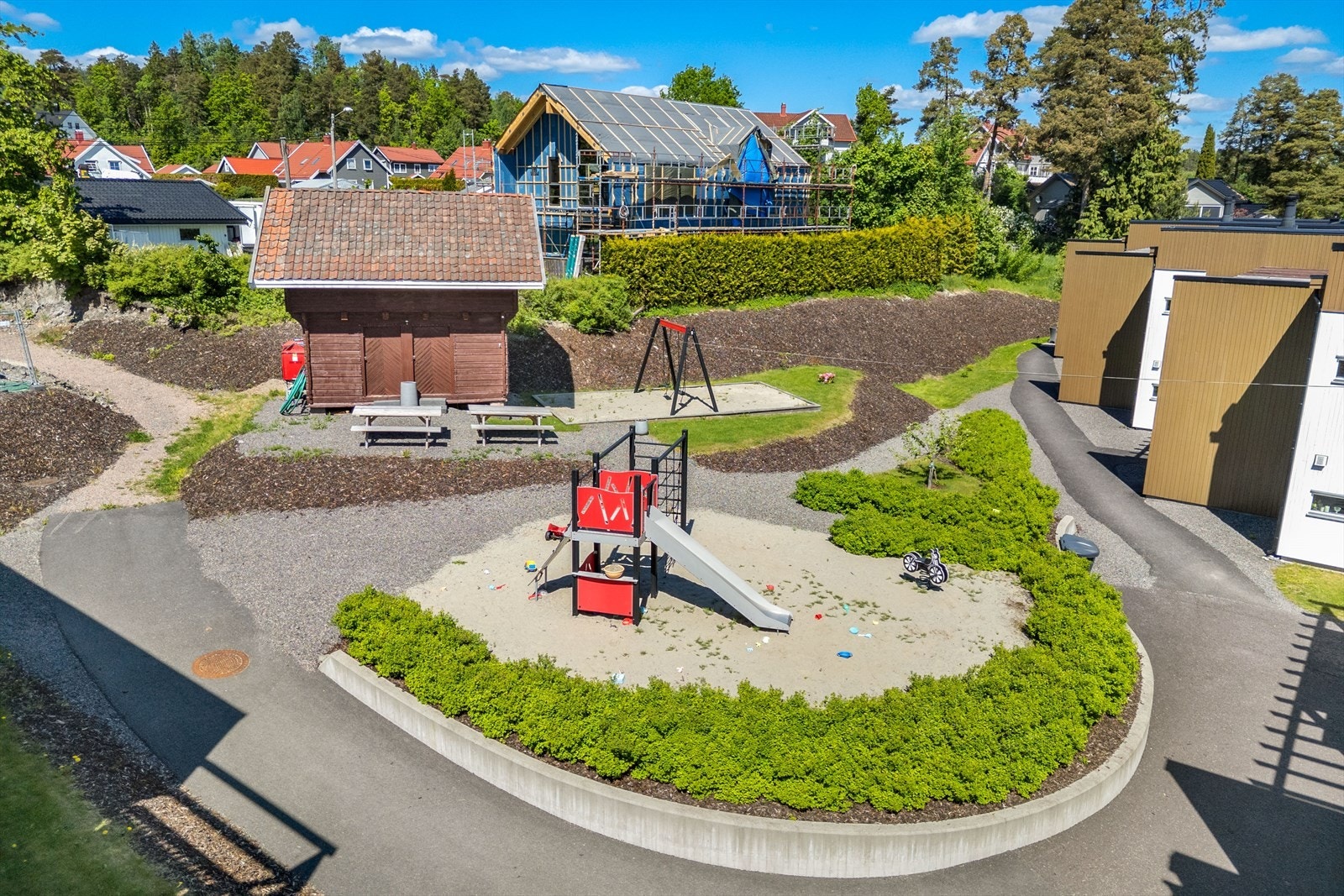 Sameiet har fellesarealer med blant annet lekeplass og et felles stabbur for lagring. Galleribilde