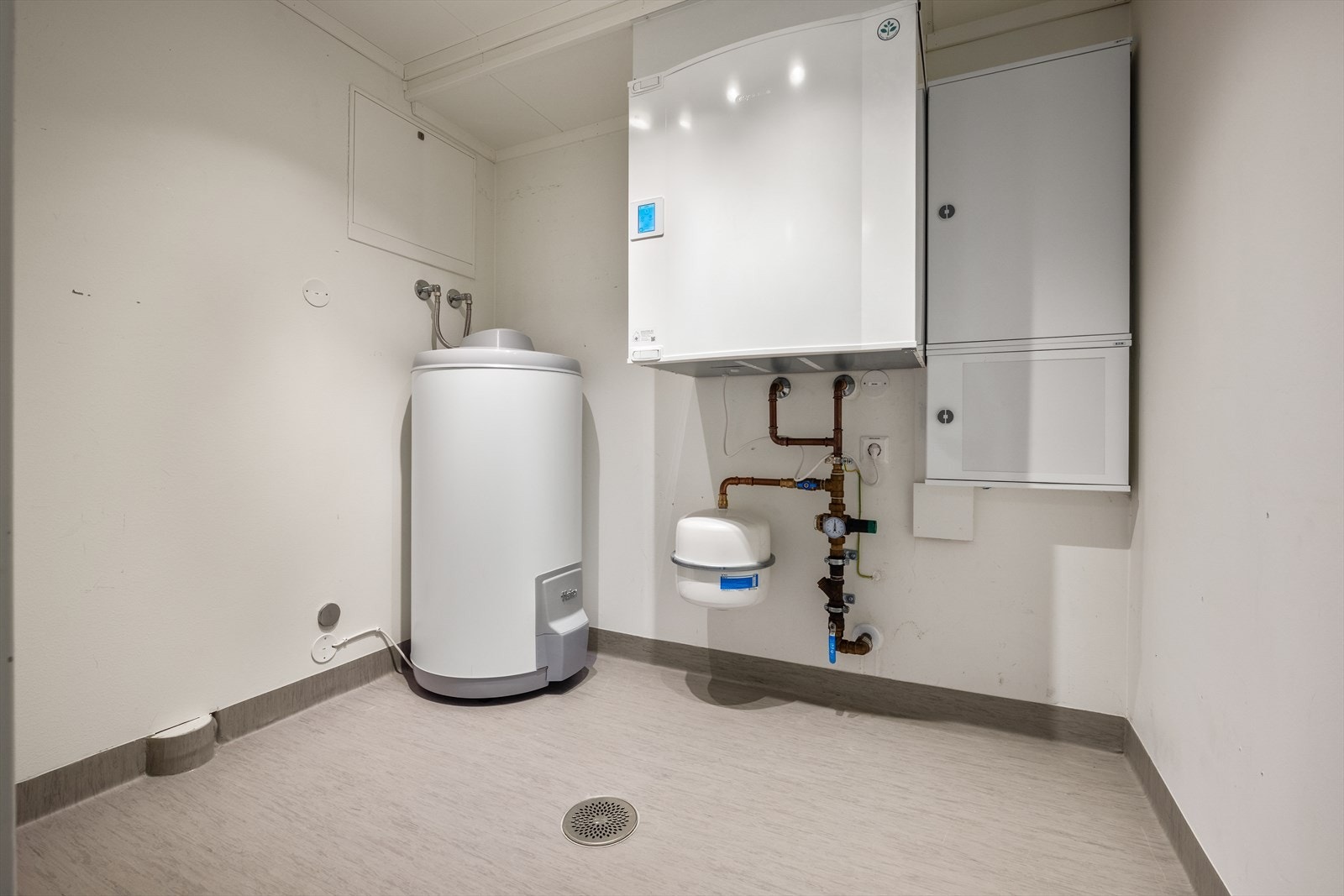 Teknisk rom med varmtvannsbereder, sikringsskap og aggregat for balansert ventilasjon. Mulighet for å etablere plass til vaskemaskin. Galleribilde